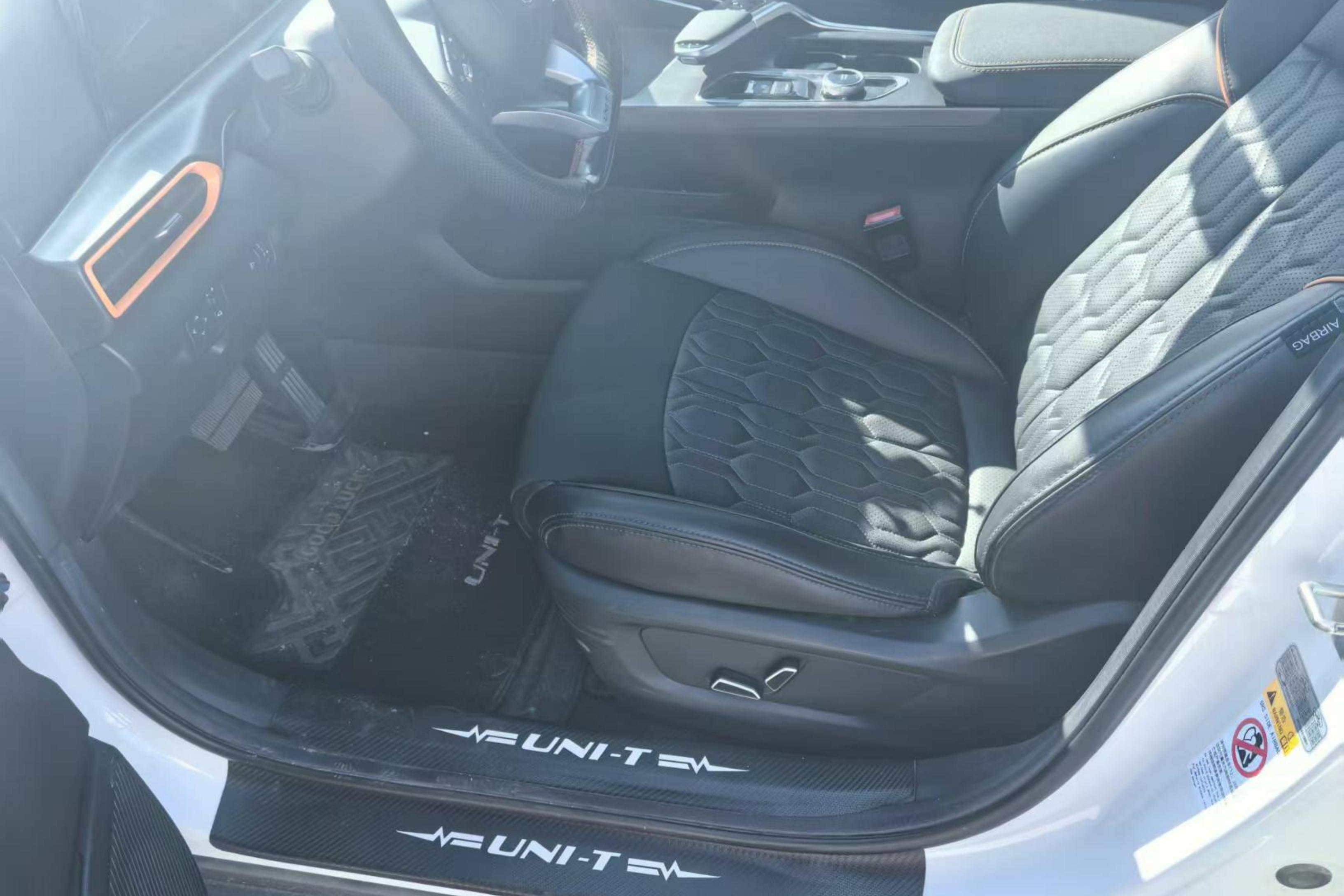 长安UNI-T 2022款 1.5T 自动 尊贵型 (国Ⅵ) 