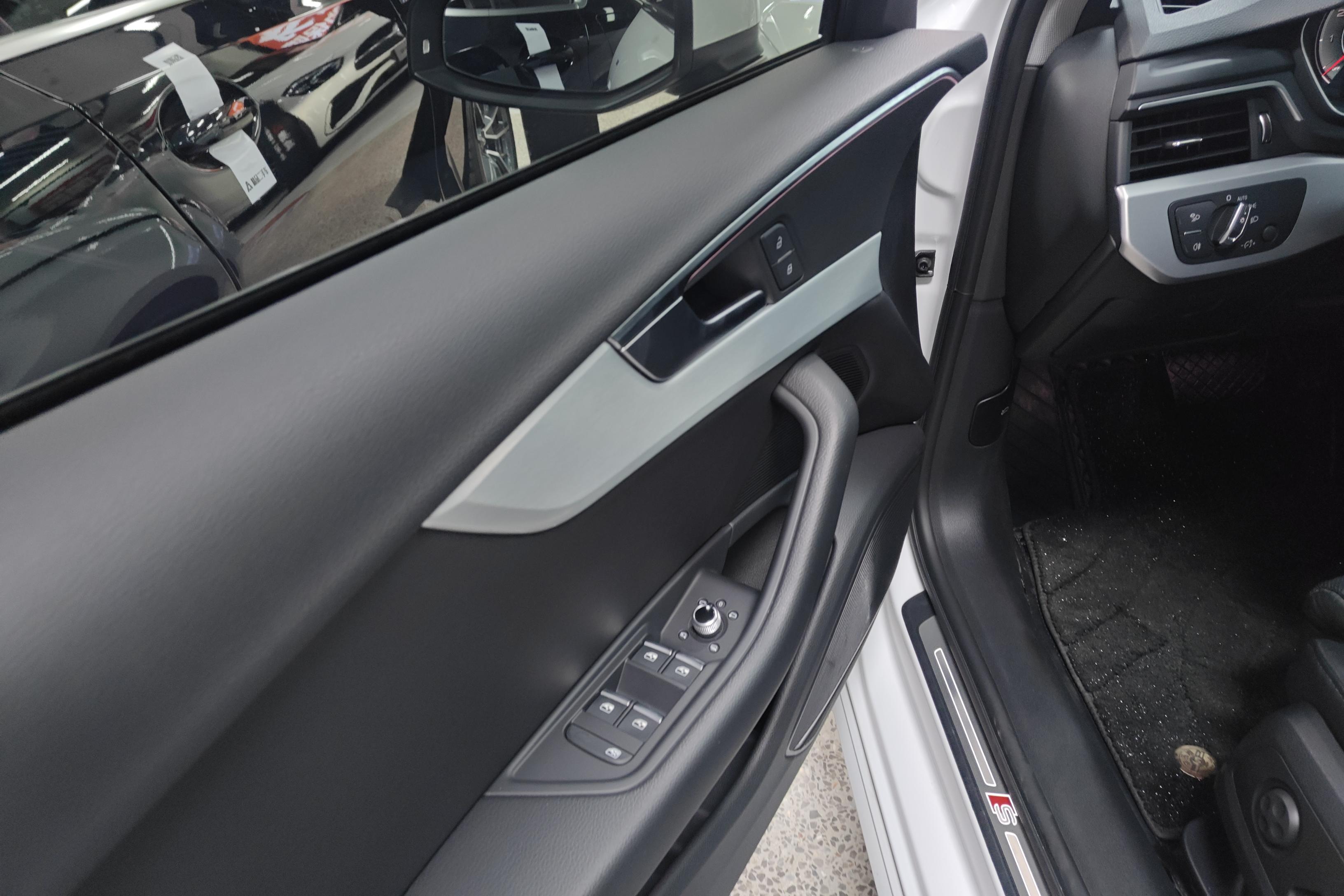奥迪A4L 2020款 2.0T 自动 豪华动感型 (国Ⅵ) 