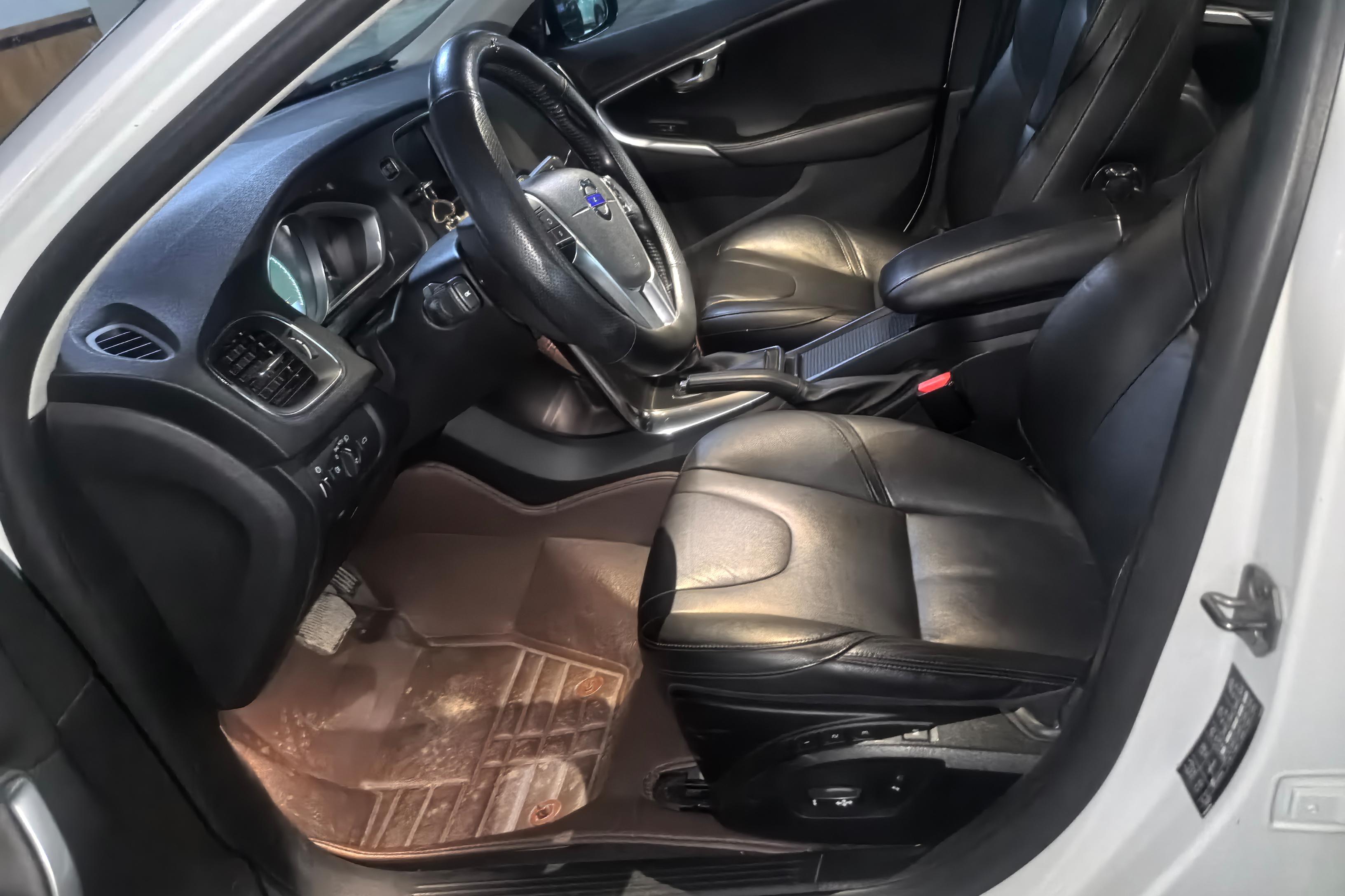 沃尔沃V40 [进口] 2015款 1.6T 自动 智雅版 (欧Ⅳ) 