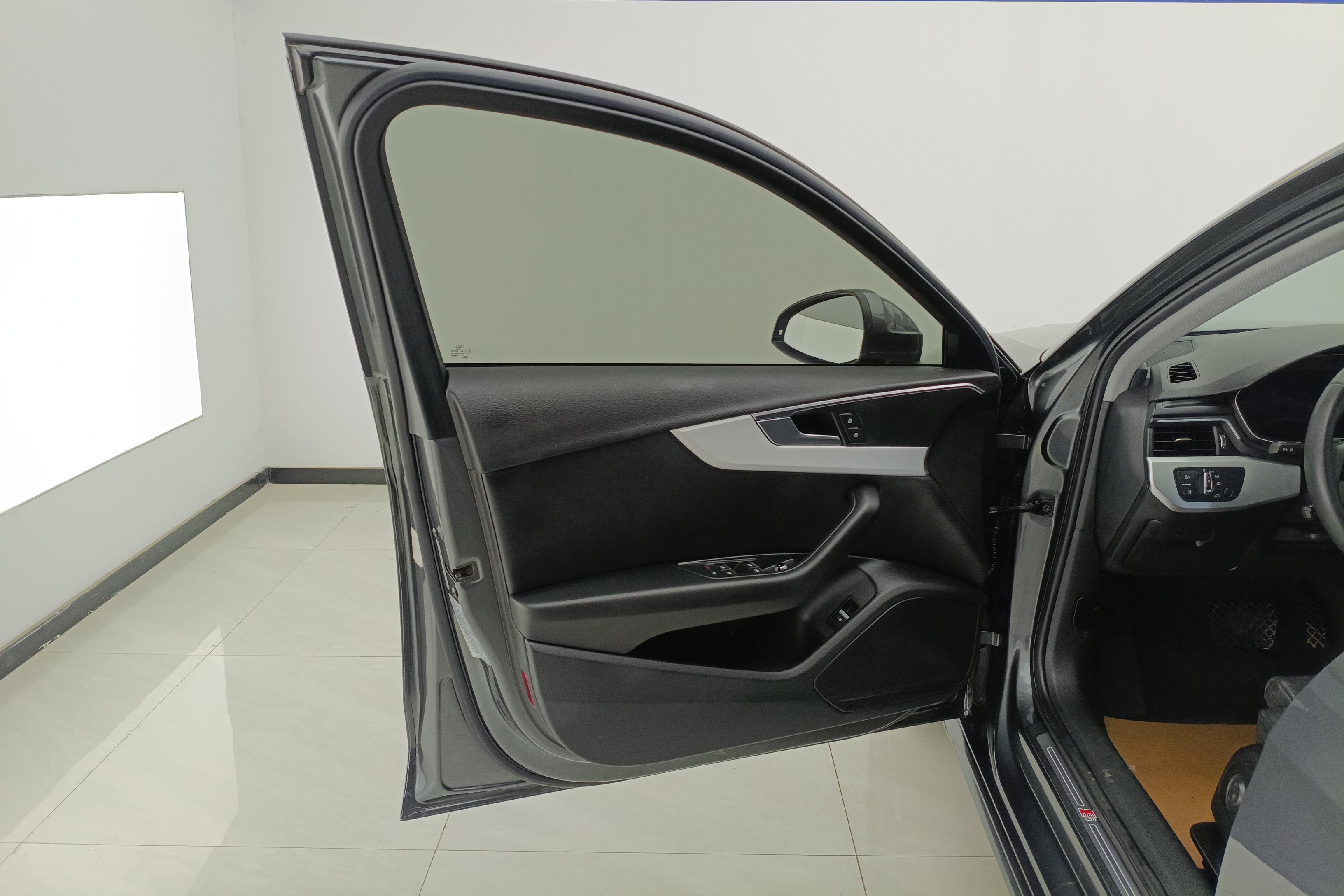 奥迪A4L 2020款 2.0T 自动 豪华动感型 (国Ⅵ) 