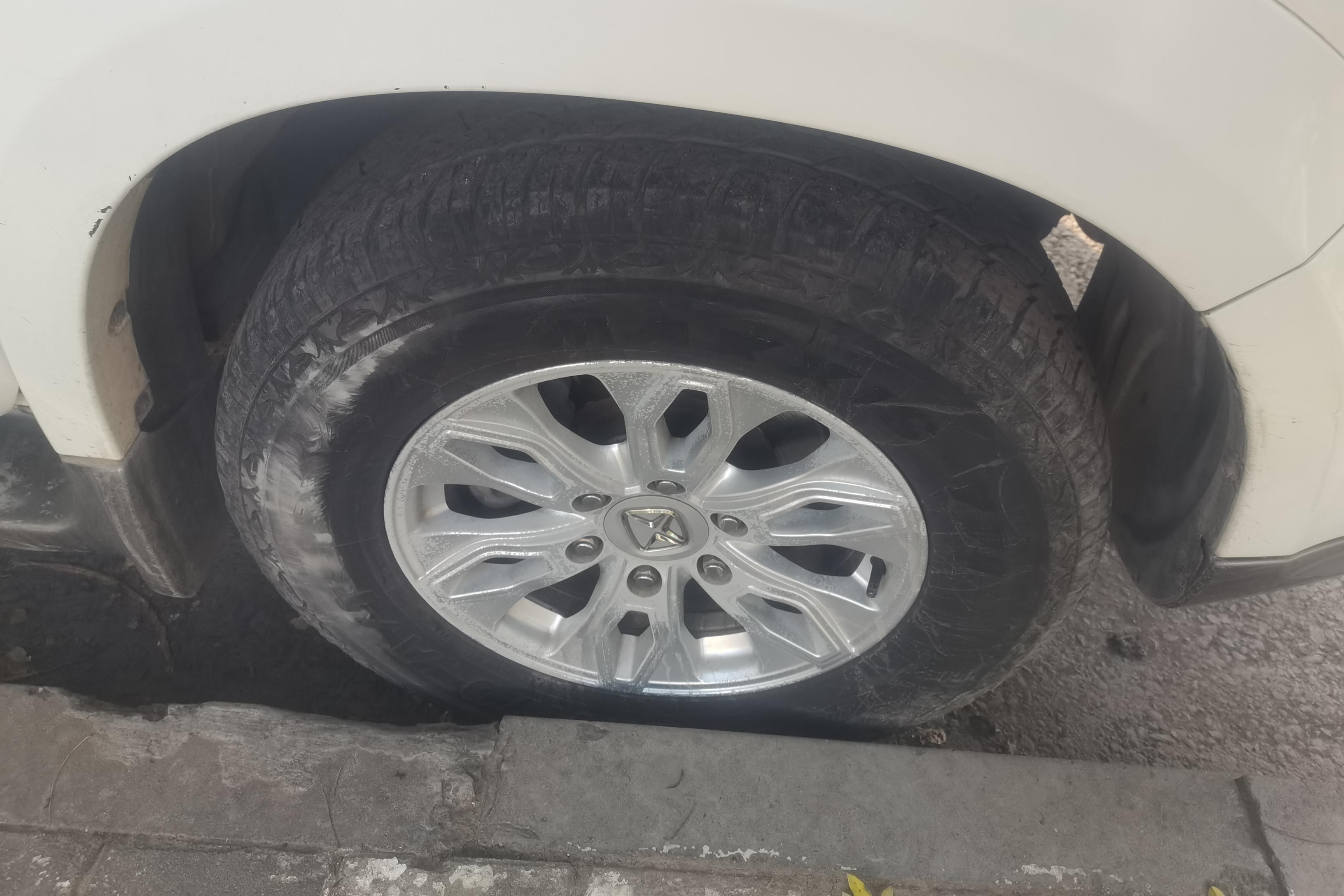 江铃驭胜 S350 2013款 2.4T 自动 后驱 豪华版 (国Ⅳ) 