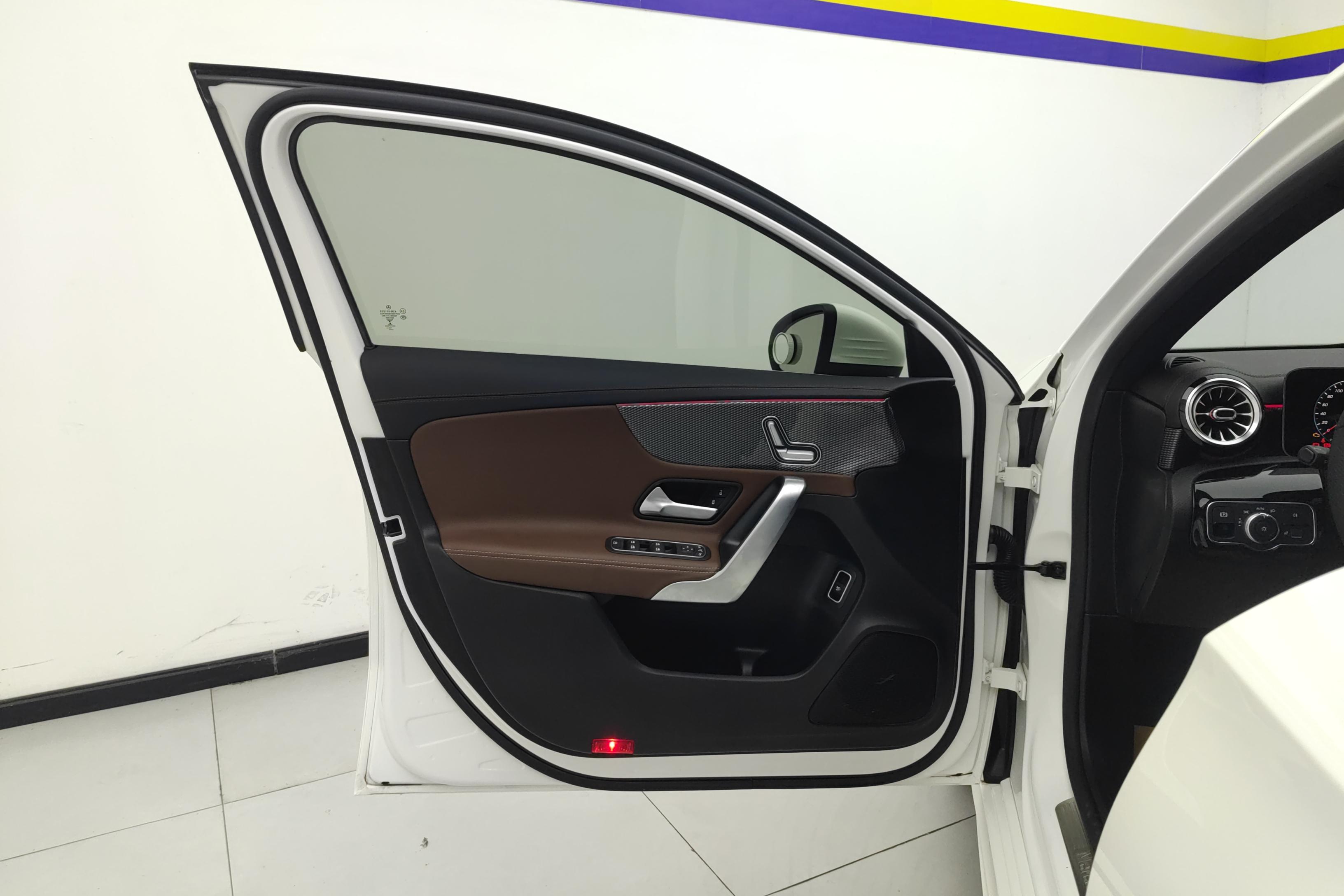 奔驰A级 A200L 2020款 1.3T 自动 运动轿车版 (国Ⅵ) 