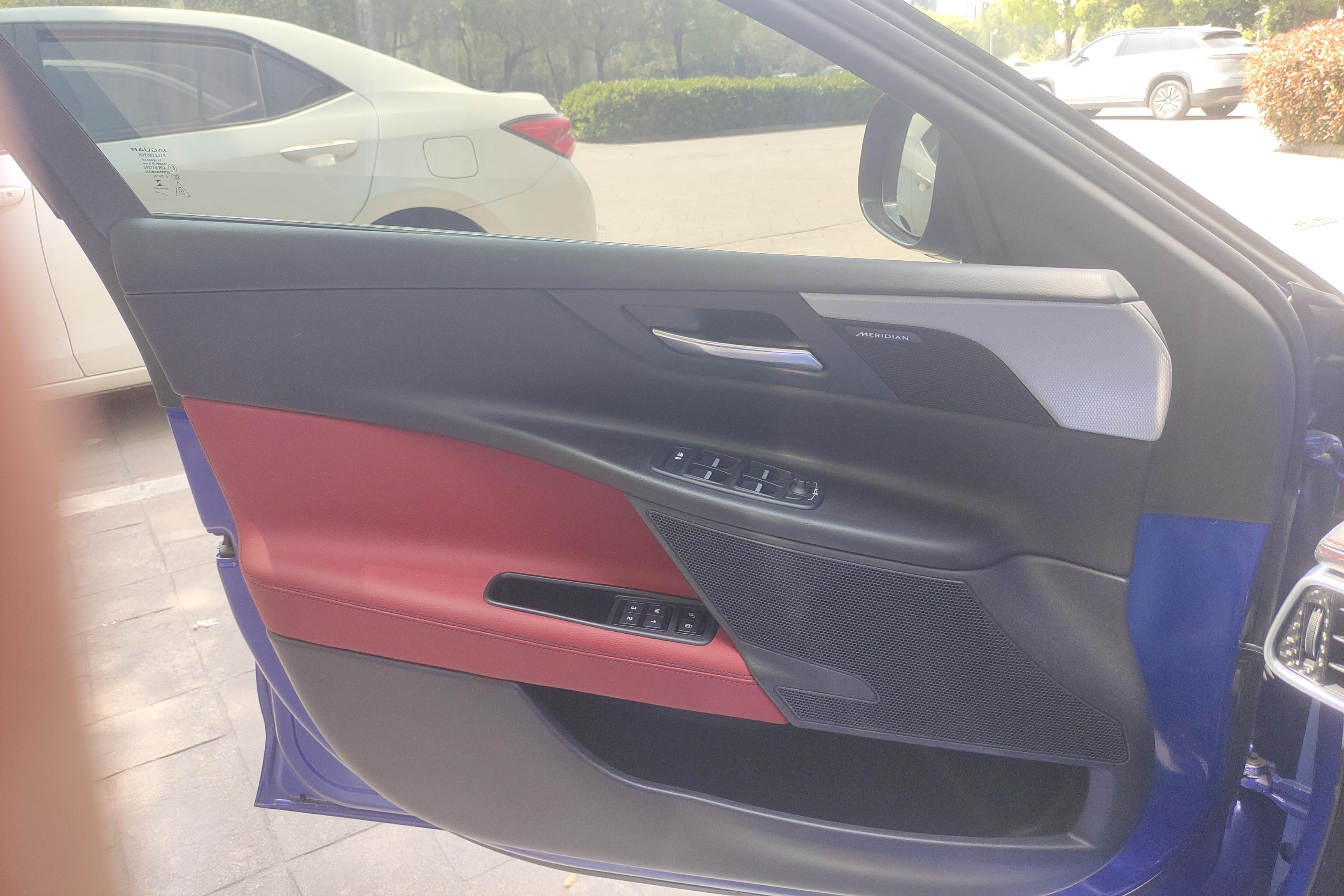 捷豹XE [进口] 2018款 2.0T 自动 300PS-R-SPORT运动版 