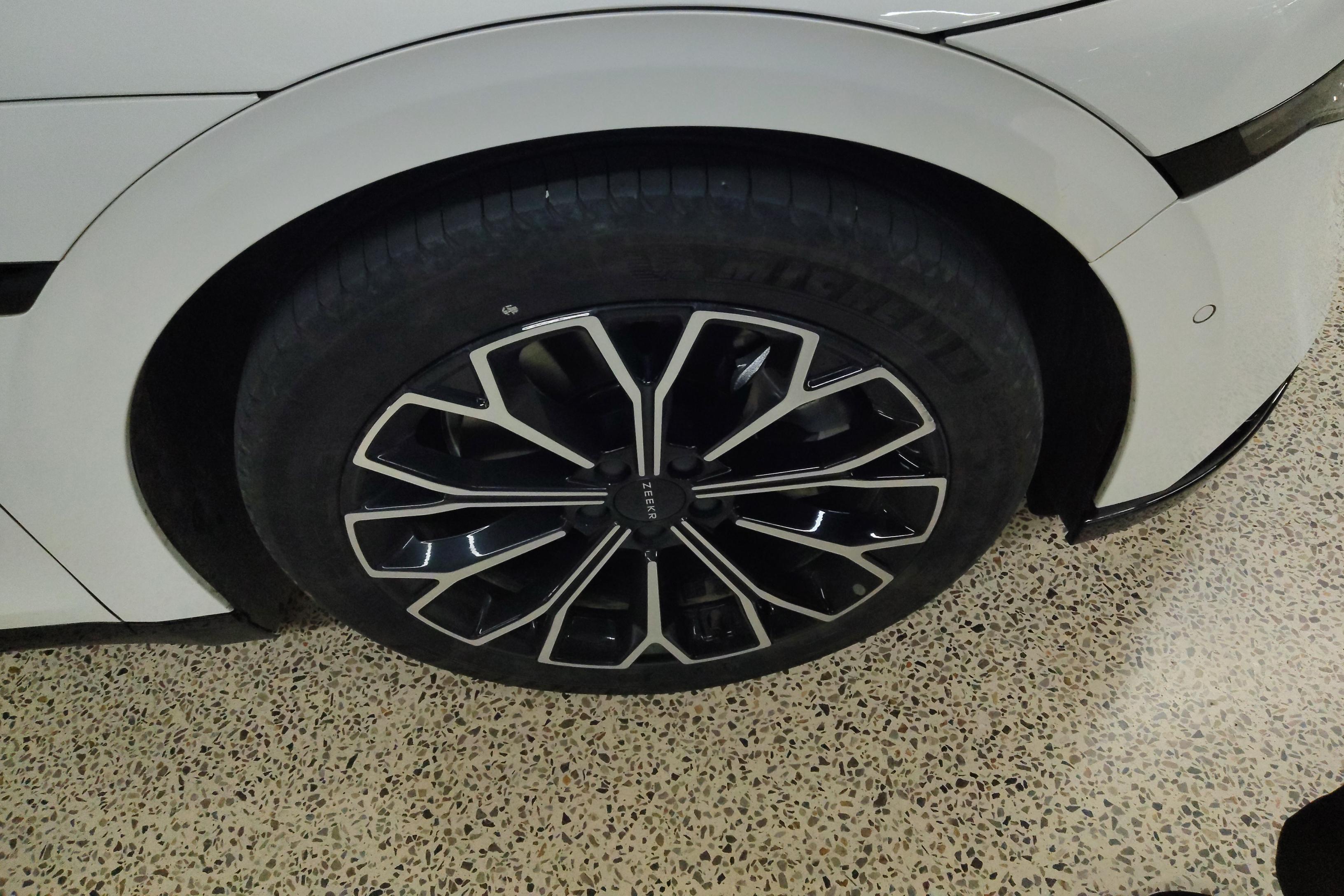 极氪007 2024款 0.0T 自动 后驱增强版75kWh 