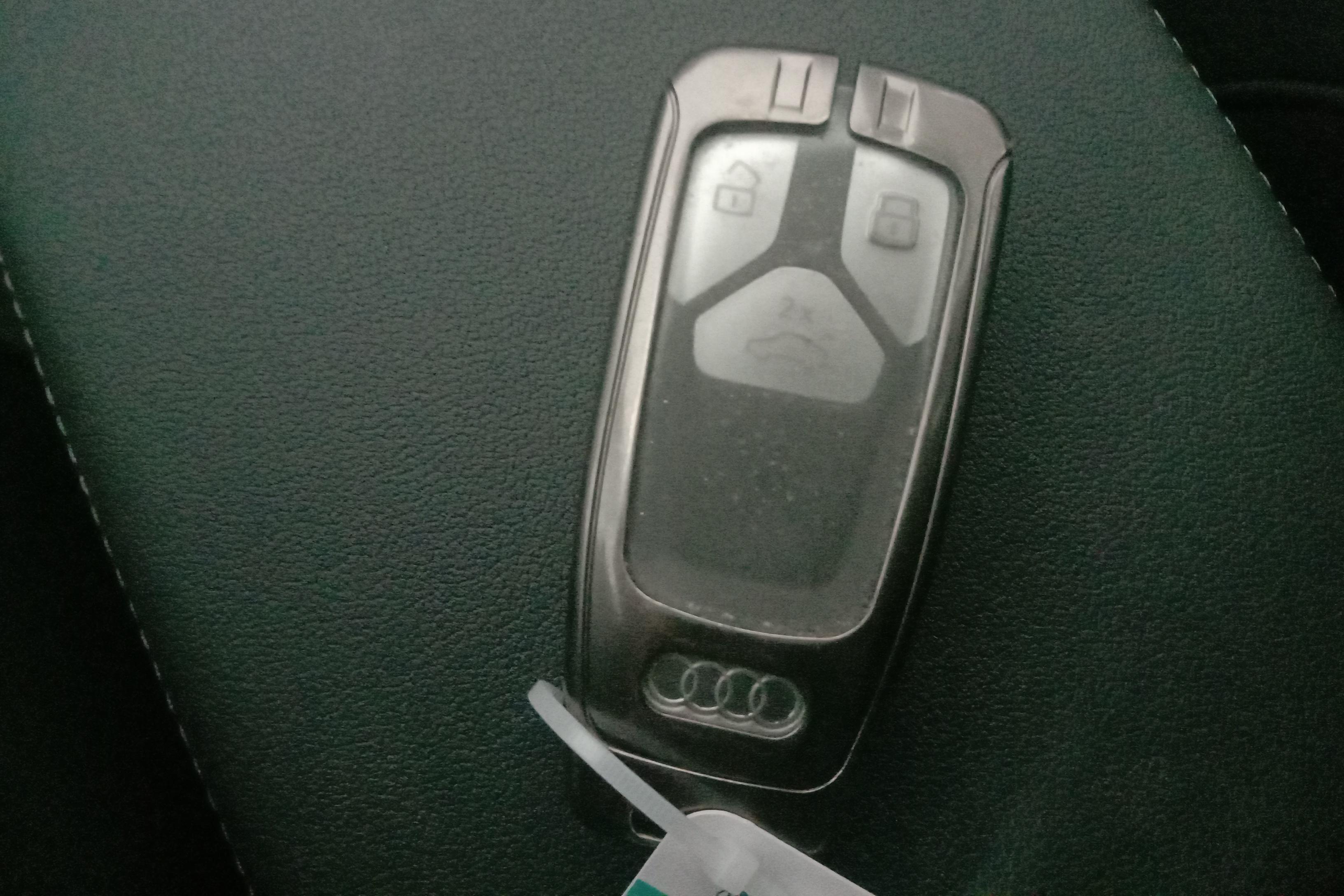 奥迪A4L 2020款 2.0T 自动 豪华动感型 (国Ⅵ) 