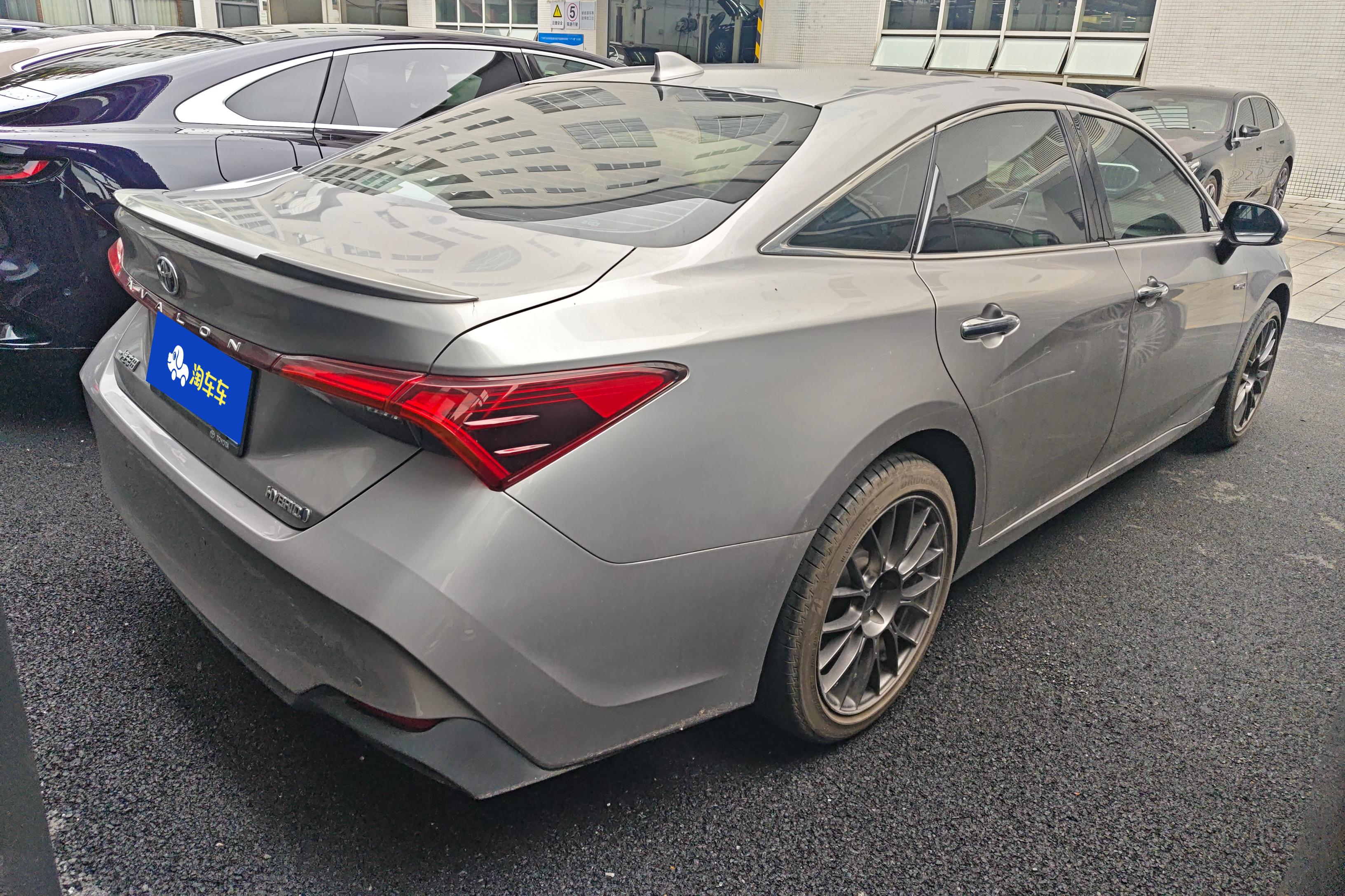 丰田亚洲龙 双擎 2019款 2.5L 自动 豪华版 (国Ⅵ) 