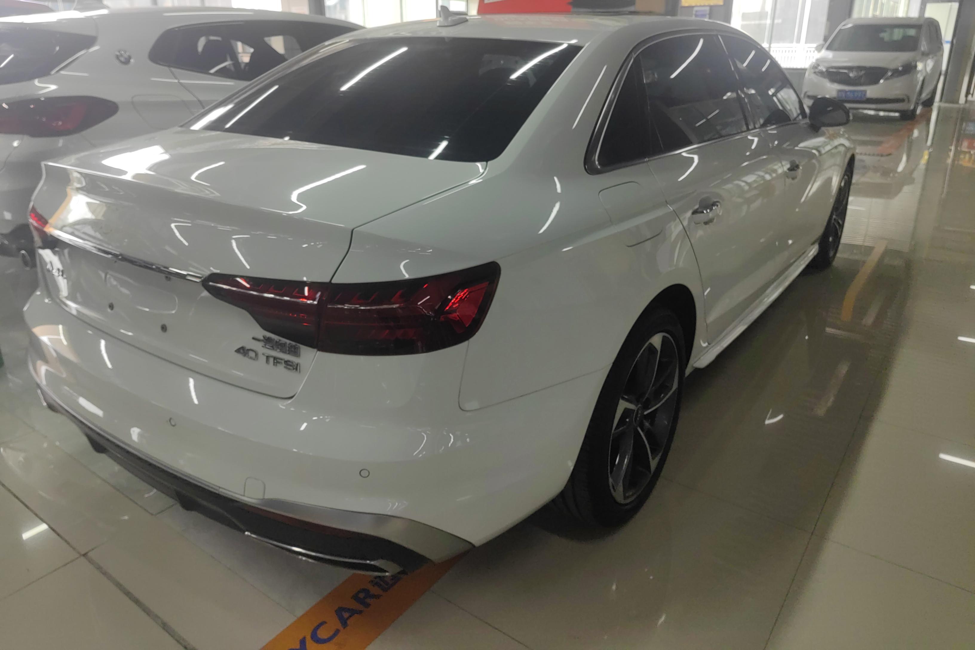 奥迪A4L 2023款 2.0T 自动 时尚动感型 (国Ⅵ) 