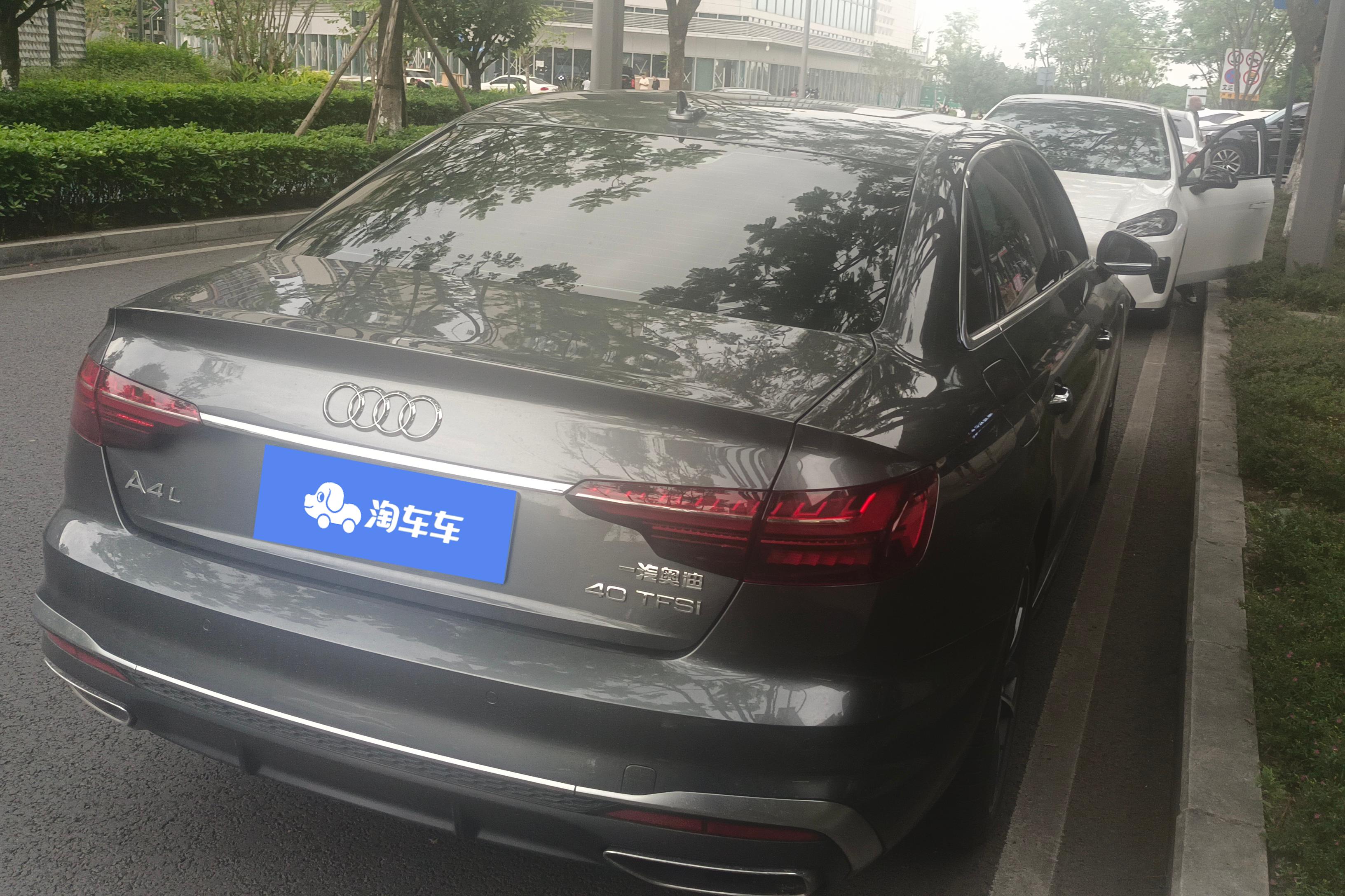 奥迪A4L 2022款 2.0T 自动 时尚动感型 (国Ⅵ) 