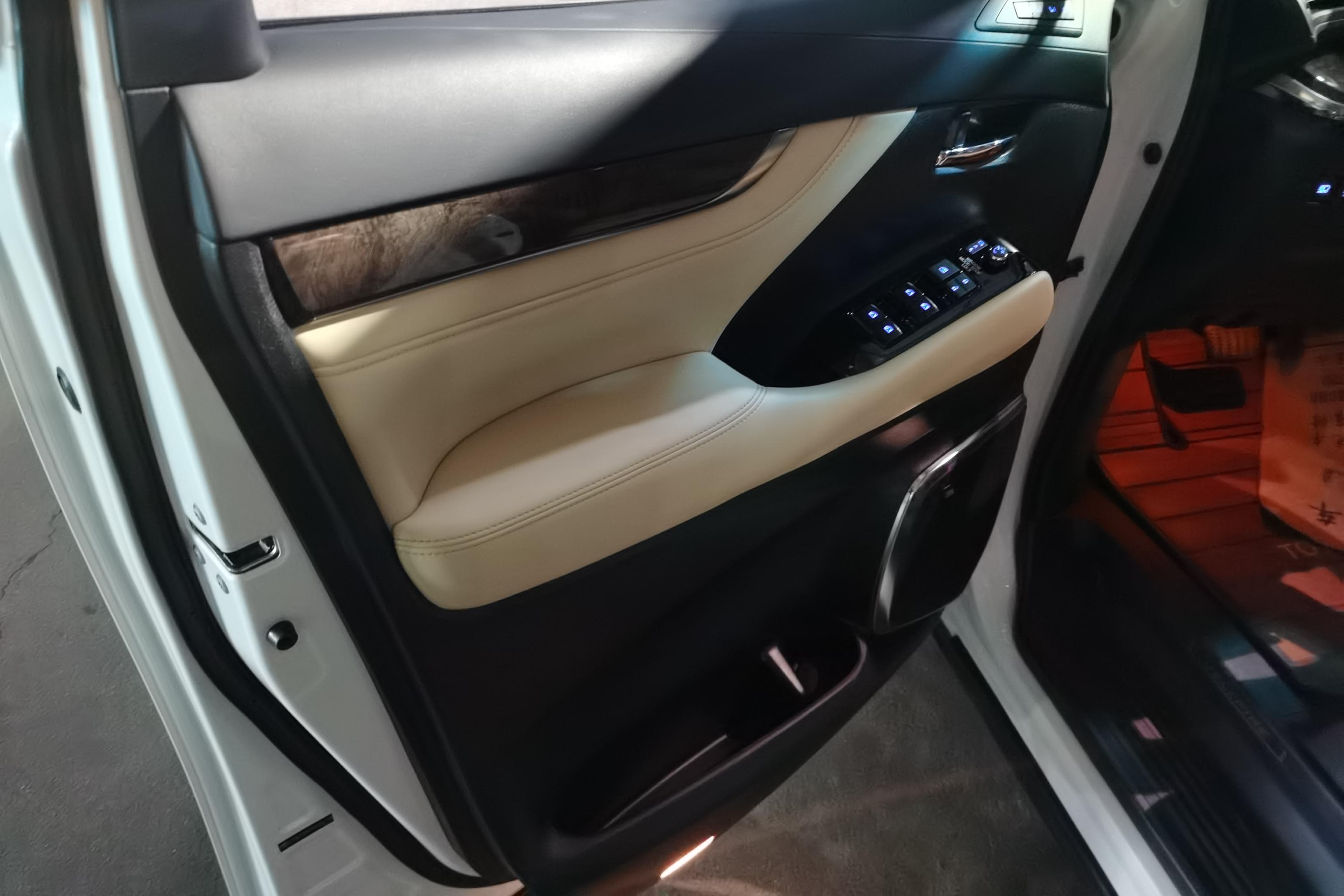 丰田威尔法 [进口] 2019款 2.5L 自动 HV尊贵版 