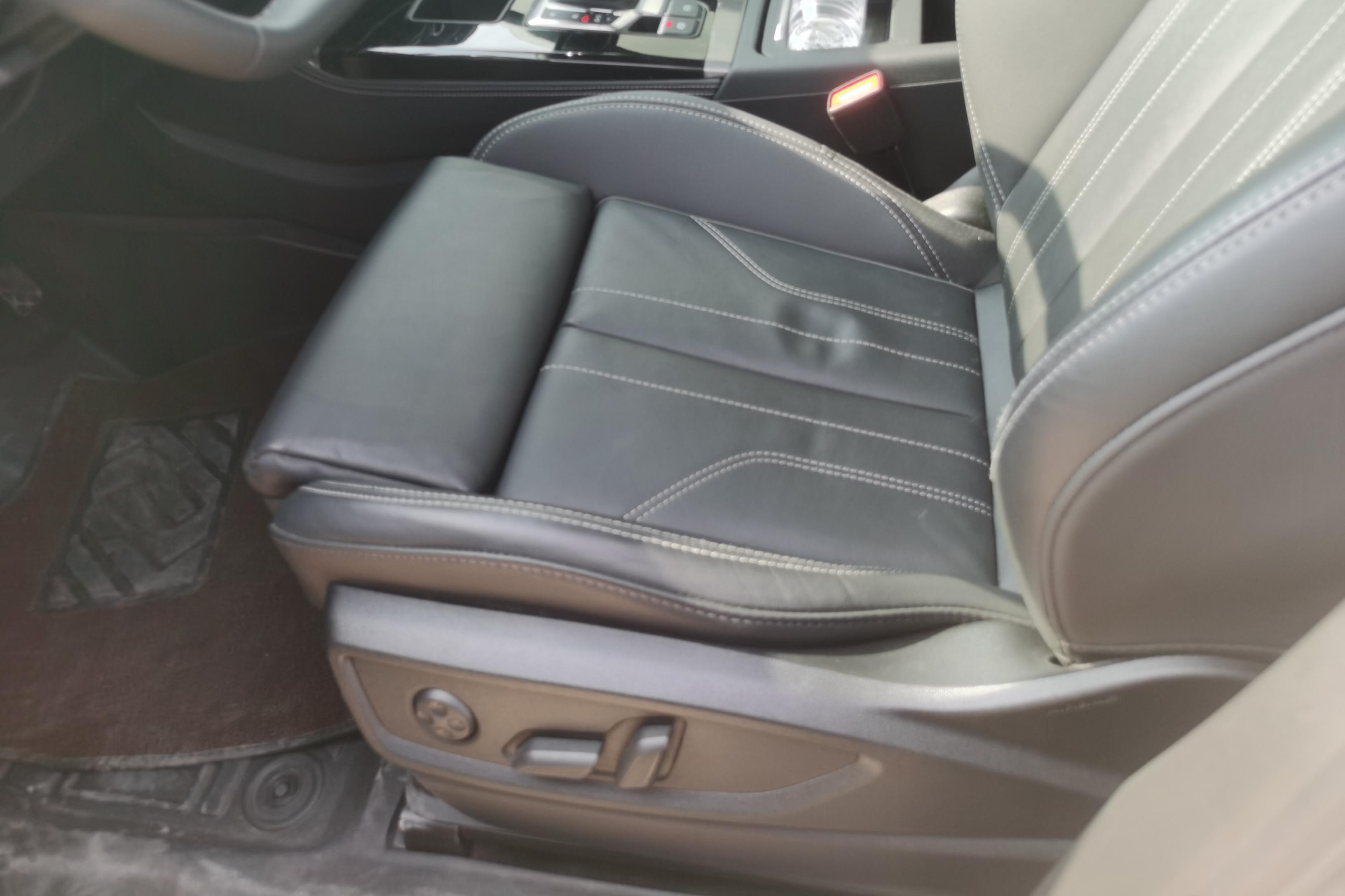 奥迪Q5L 45TFSI 2022款 2.0T 自动 改款豪华动感型 (国Ⅵ) 