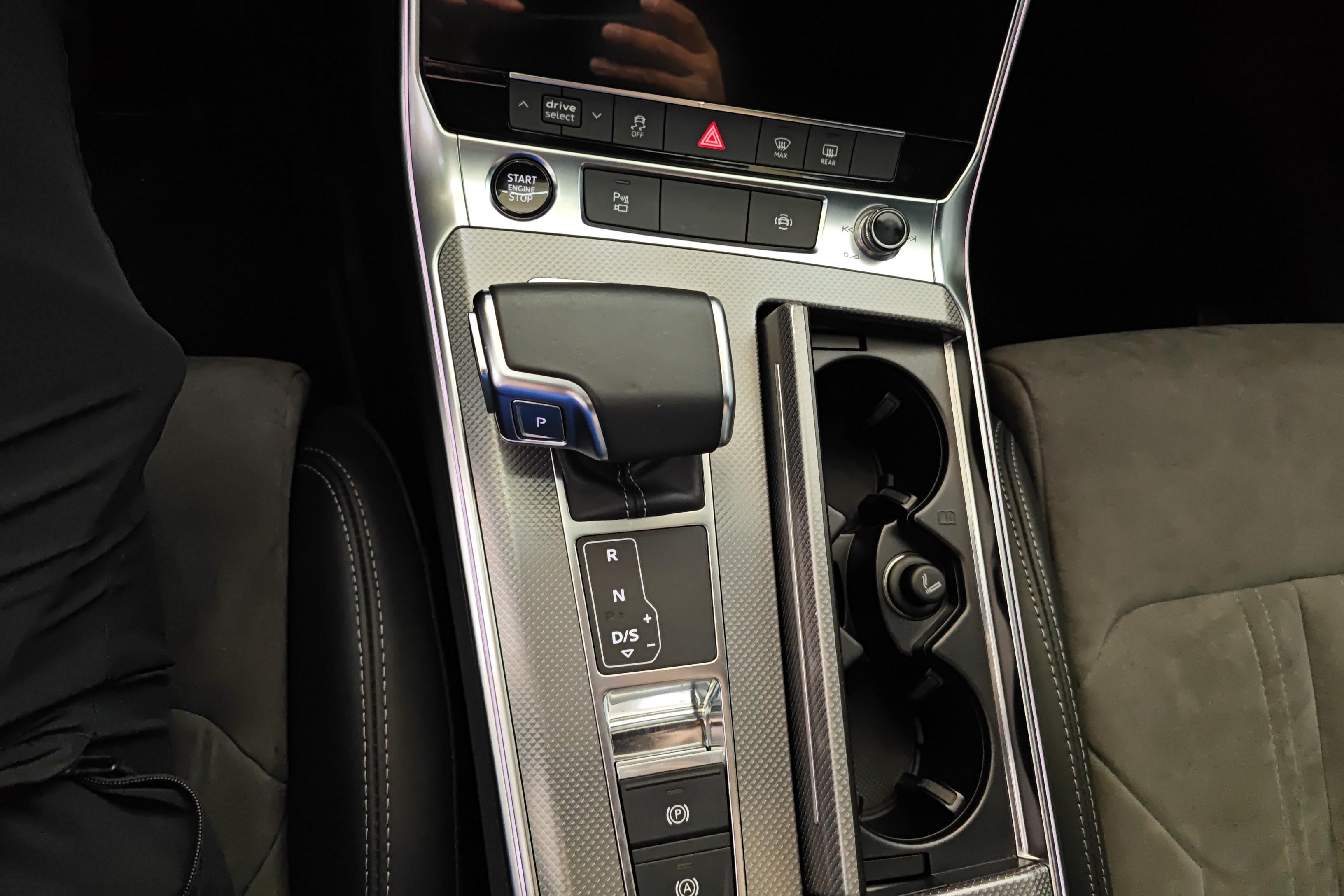 奥迪A6L 40TFSI 2021款 2.0T 自动 豪华动感型 (国Ⅵ) 