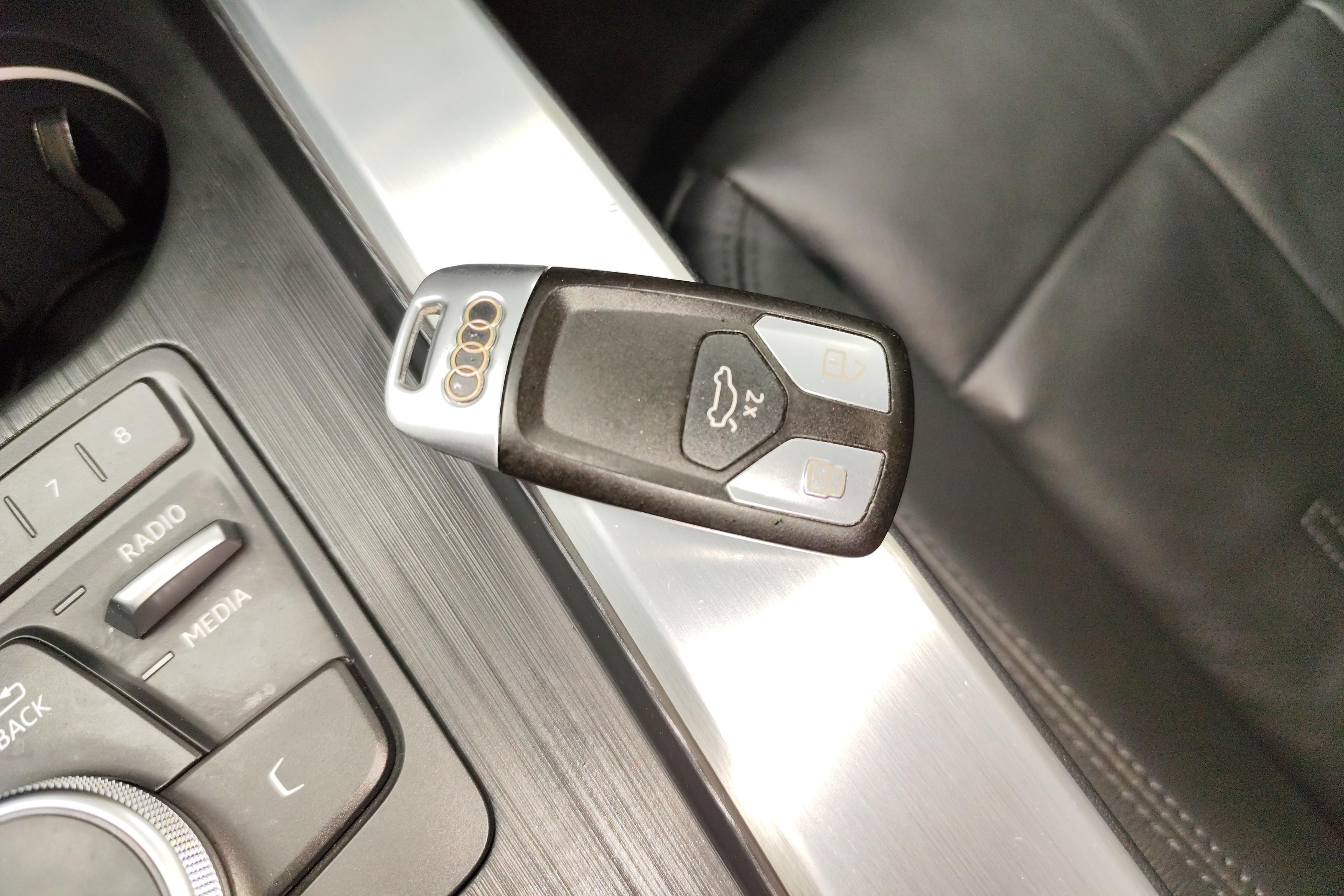 奥迪A4L 2019款 2.0T 自动 quattro个性运动版 (国Ⅵ) 