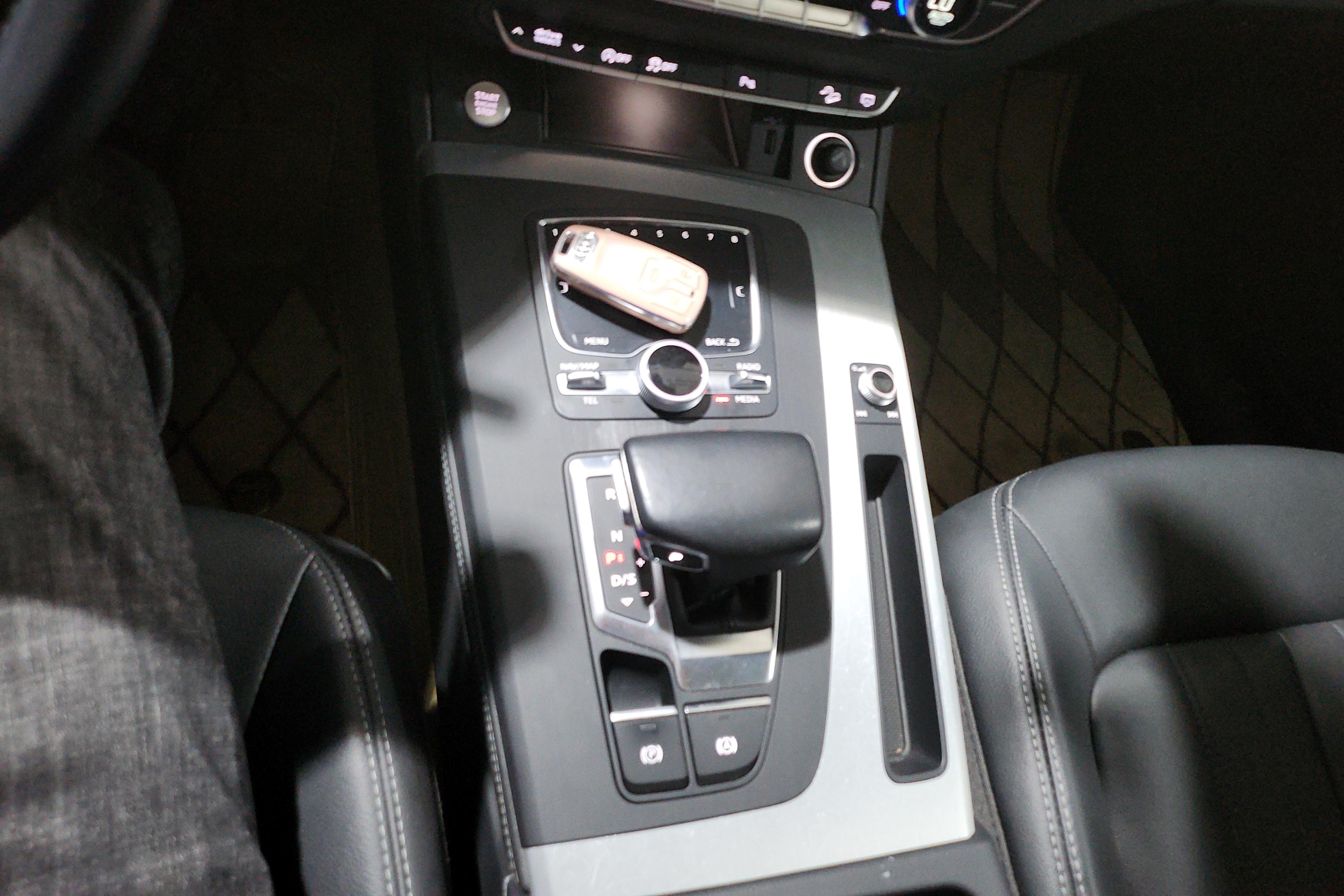 奥迪Q5L 40TFSI 2020款 2.0T 自动 荣享时尚型 (国Ⅵ) 