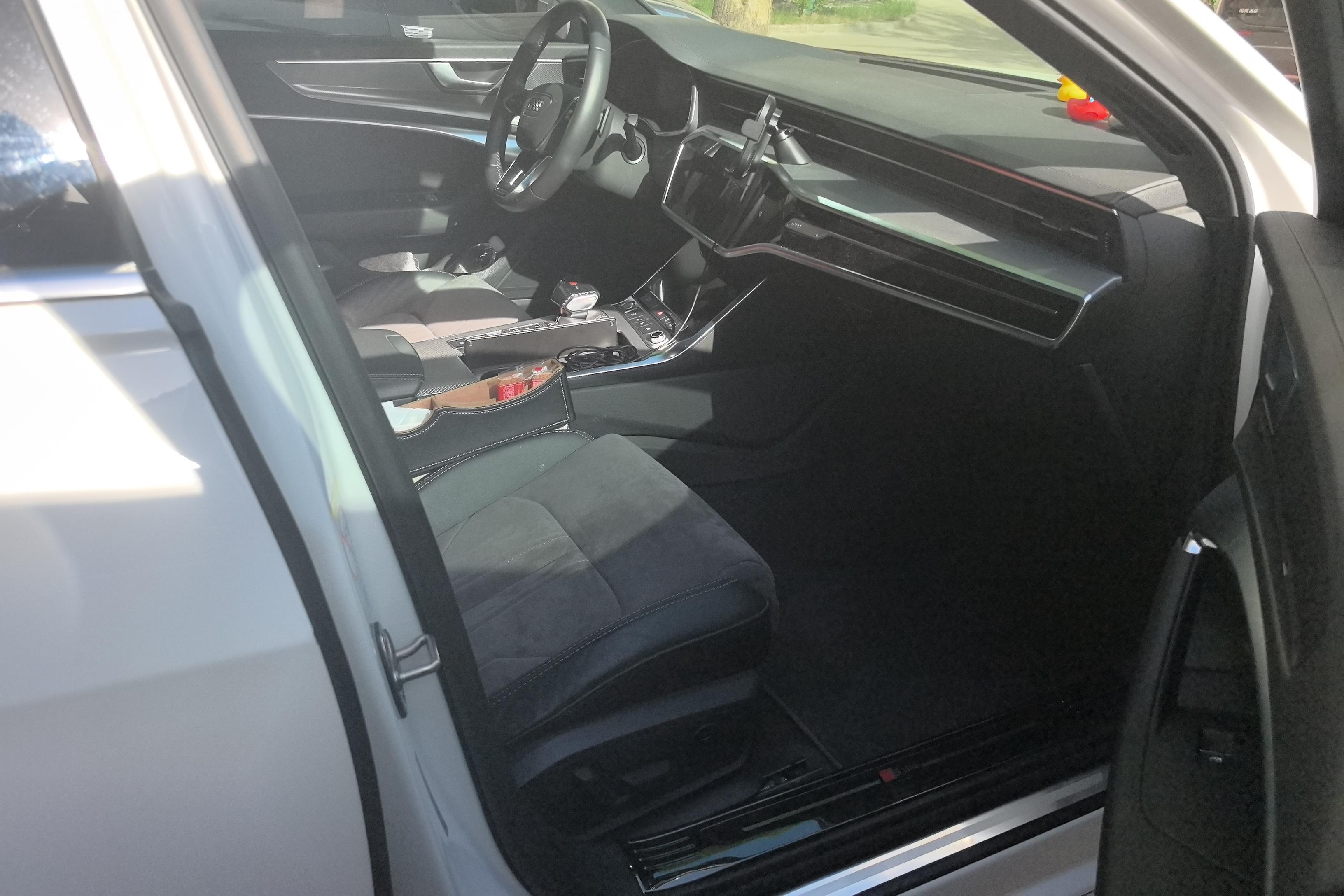 奥迪A6L 40TFSI 2020款 2.0T 自动 豪华动感型 (国Ⅵ) 