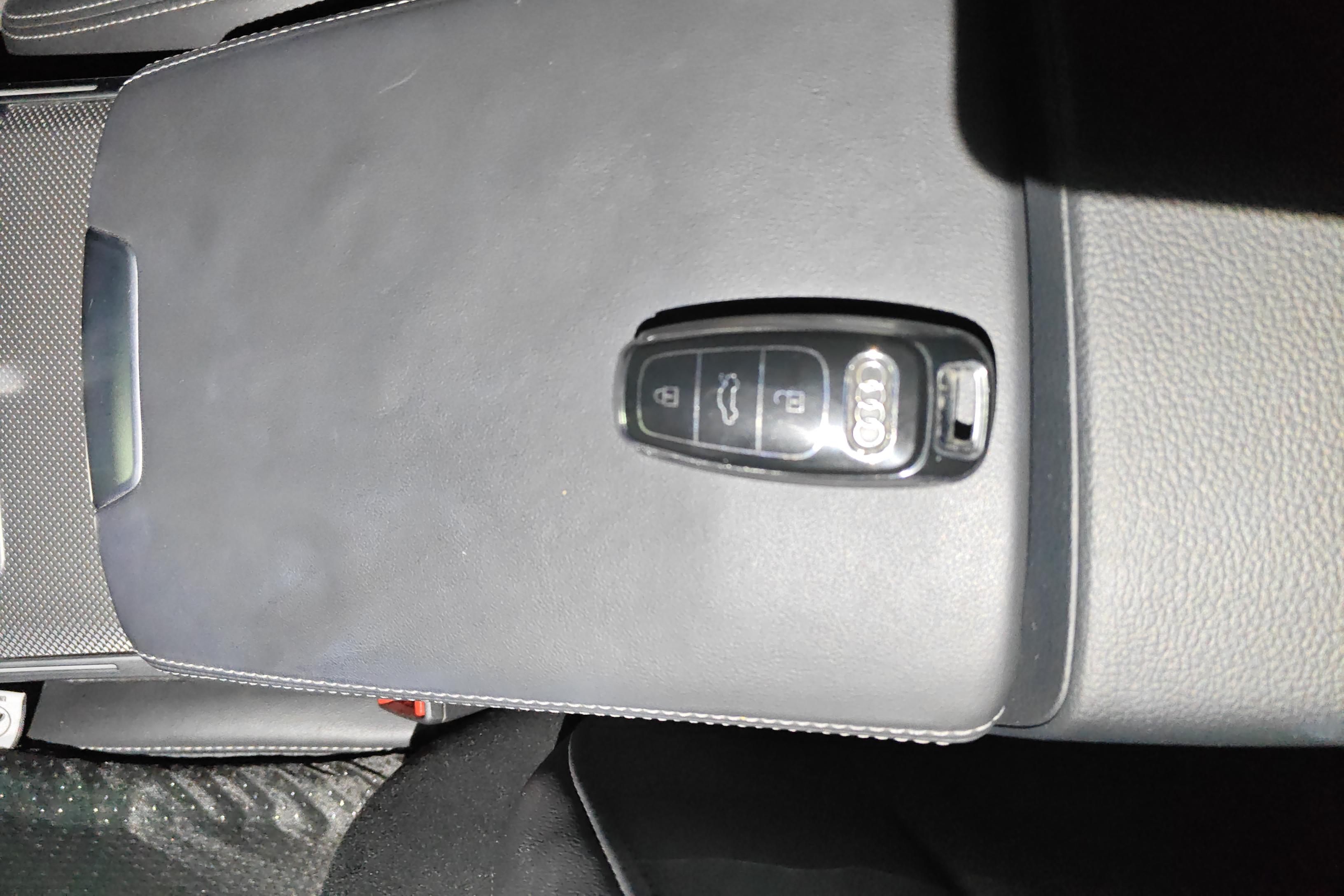 奥迪A6L 40TFSI 2019款 2.0T 自动 豪华动感型 (国Ⅵ) 