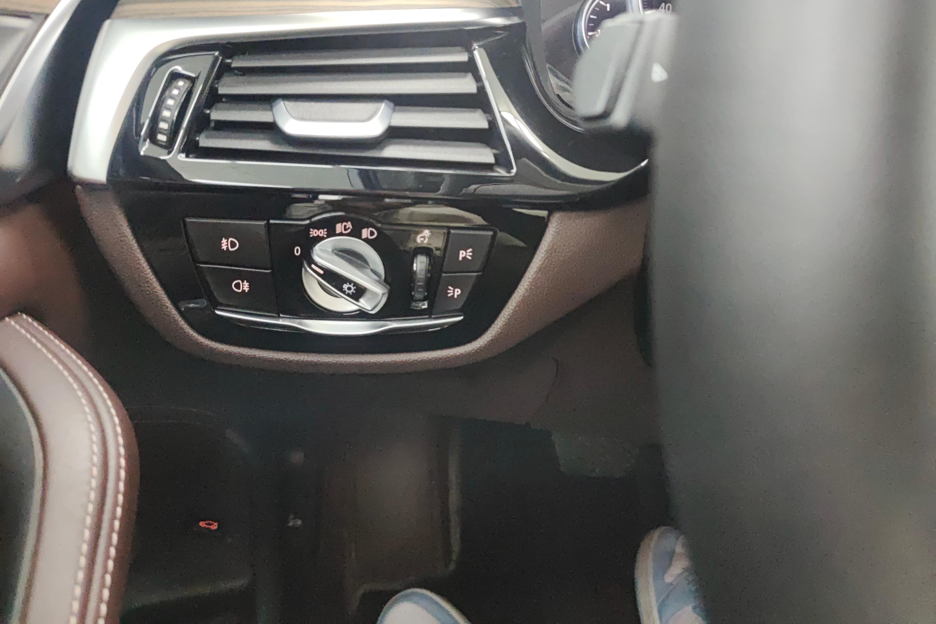 宝马5系 530Li 2018款 2.0T 自动 汽油 xDrive豪华套装改款 (国Ⅴ) 