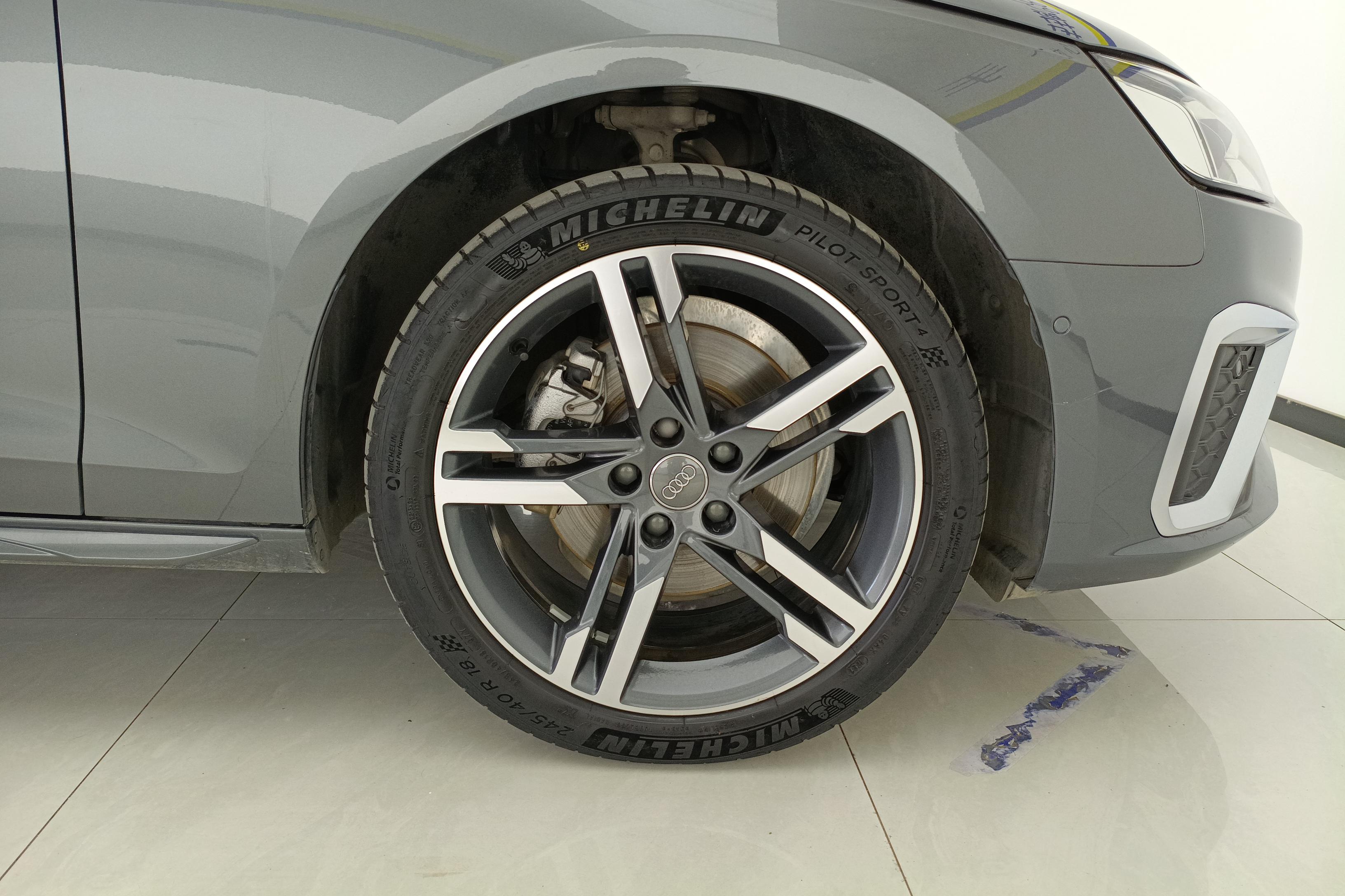 奥迪A4L 2020款 2.0T 自动 豪华动感型 (国Ⅵ) 