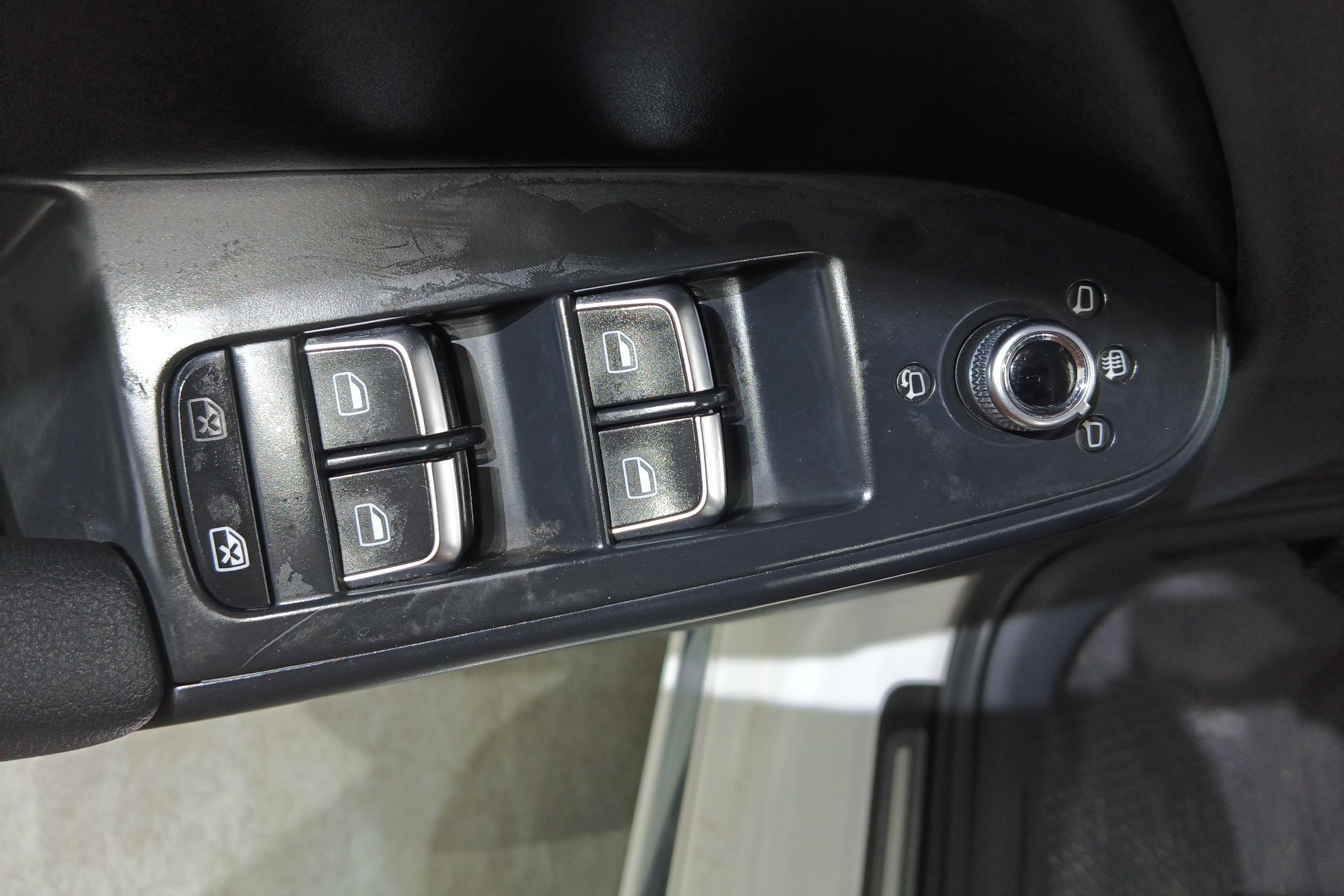 奥迪A4L 2016款 2.0T 自动 标准型典藏版 (国Ⅴ) 