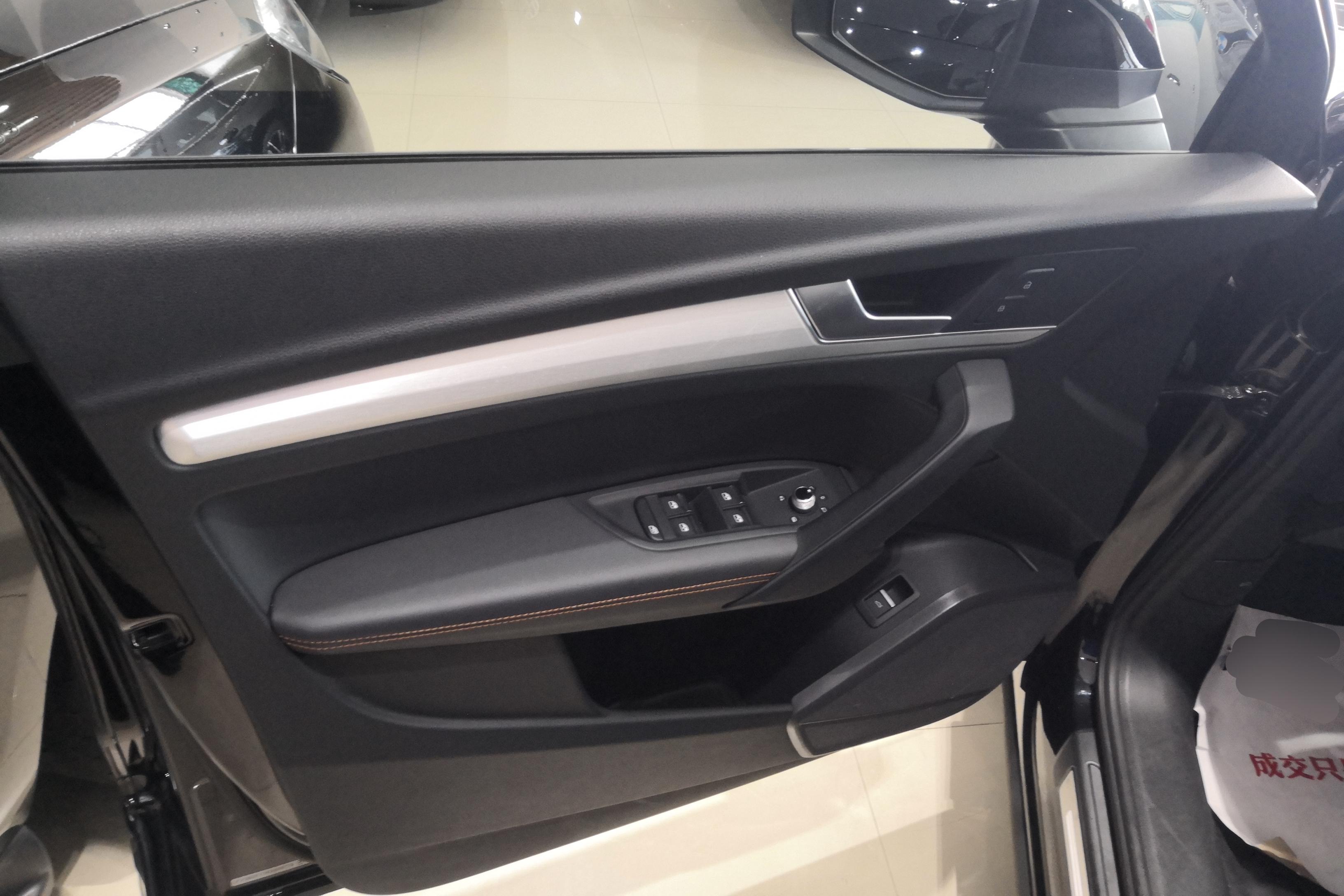 奥迪Q5L 40TFSI 2018款 2.0T 自动 荣享时尚型 (国Ⅵ) 