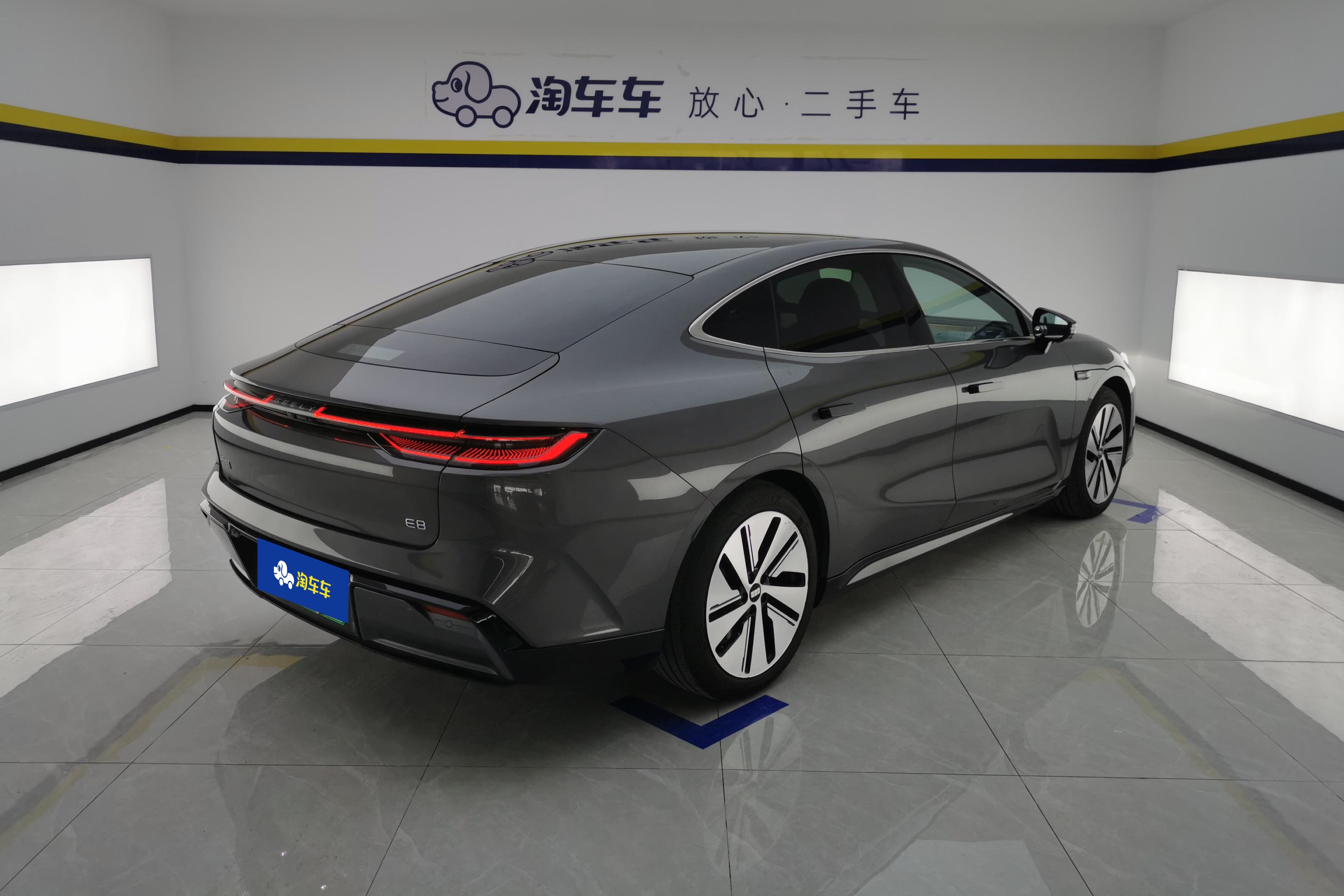 吉利银河银河E8 2024款 0.0T 自动 665km星舰远航版 