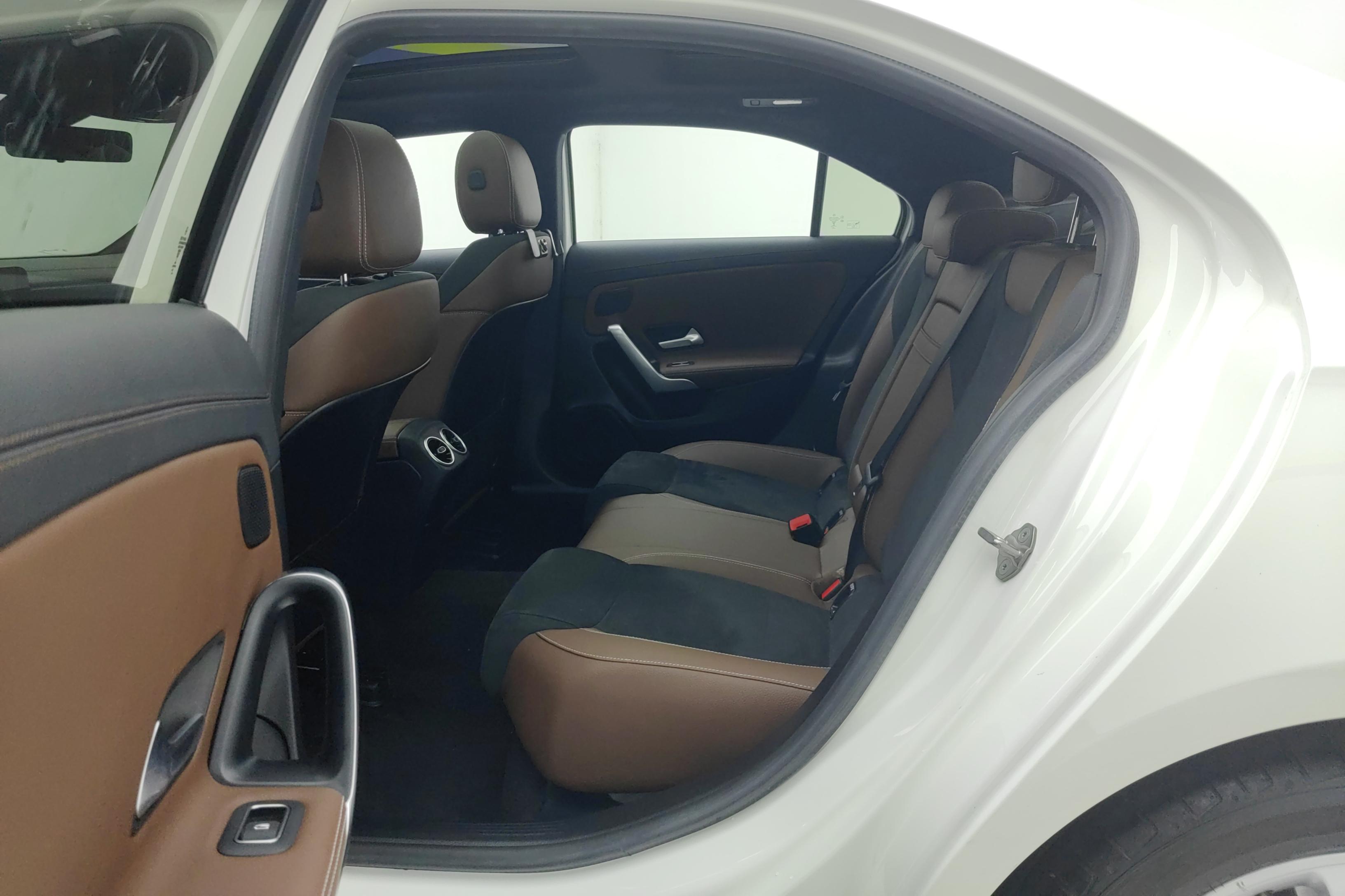 奔驰A级 A200L 2020款 1.3T 自动 运动轿车版 (国Ⅵ) 