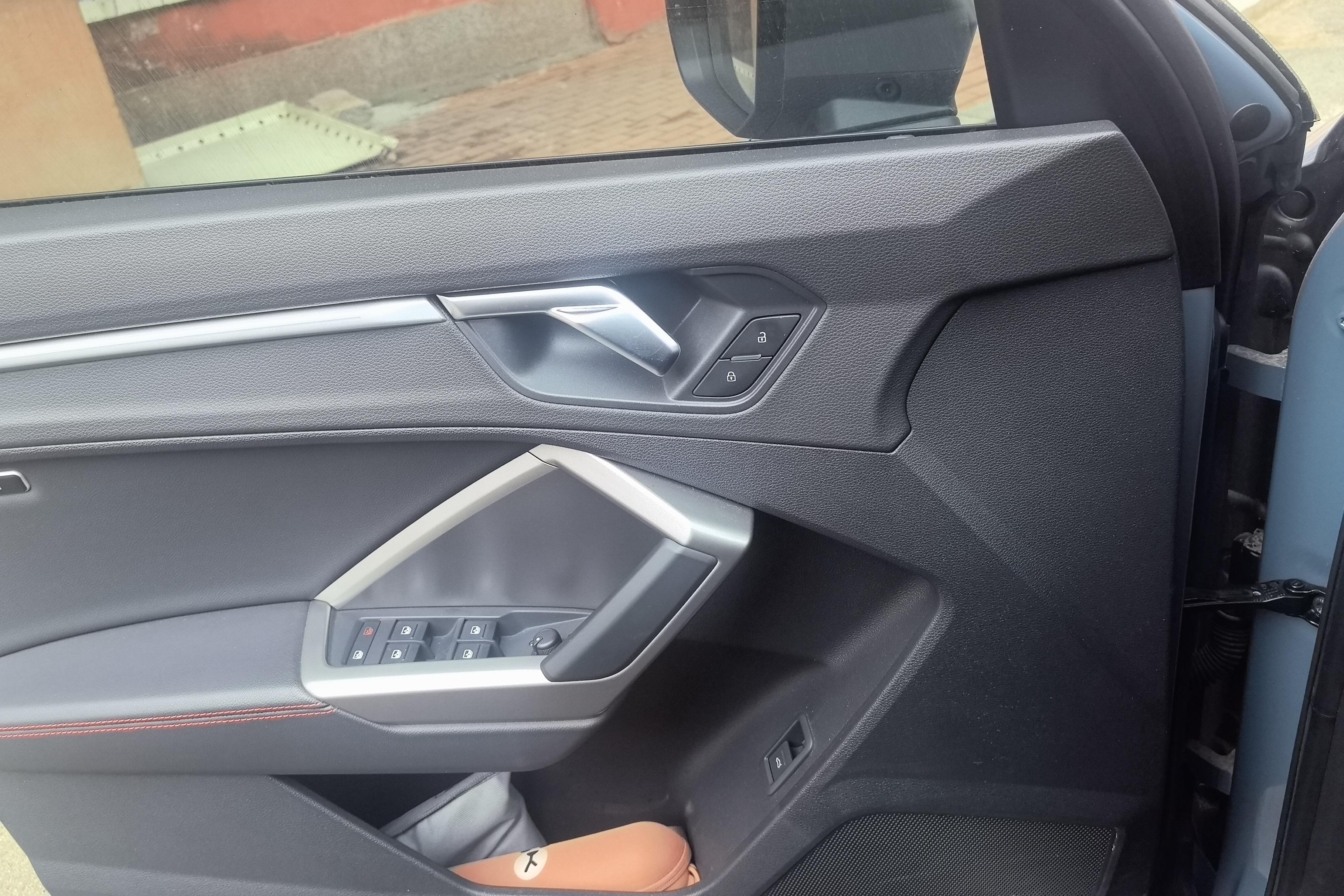 奥迪Q3 40TFSI 2022款 2.0T 自动 前驱 RS套件燃速型 (国Ⅵ) 