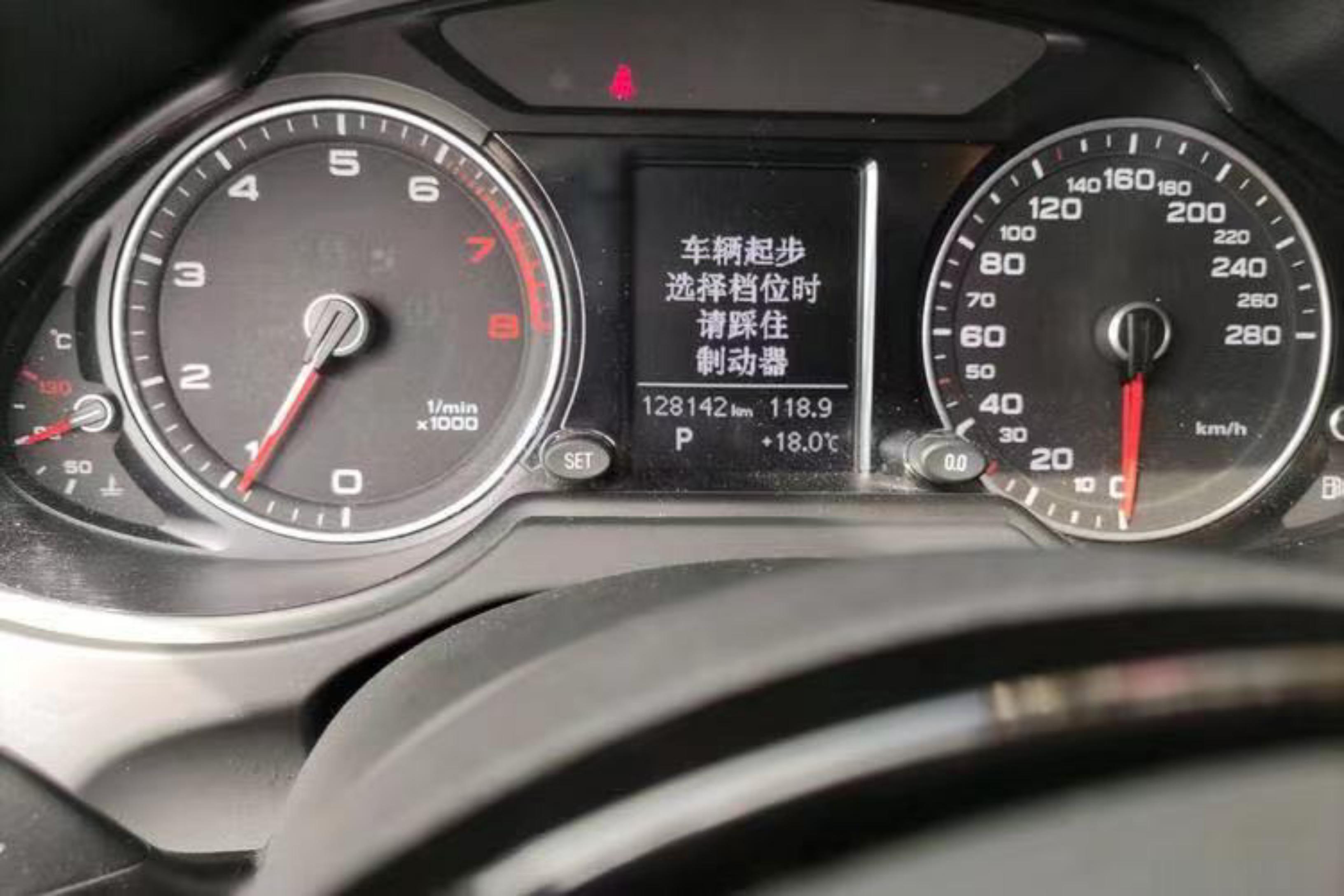 奥迪Q5 2015款 2.0T 自动 四驱 汽油 进取型 (国Ⅴ) 