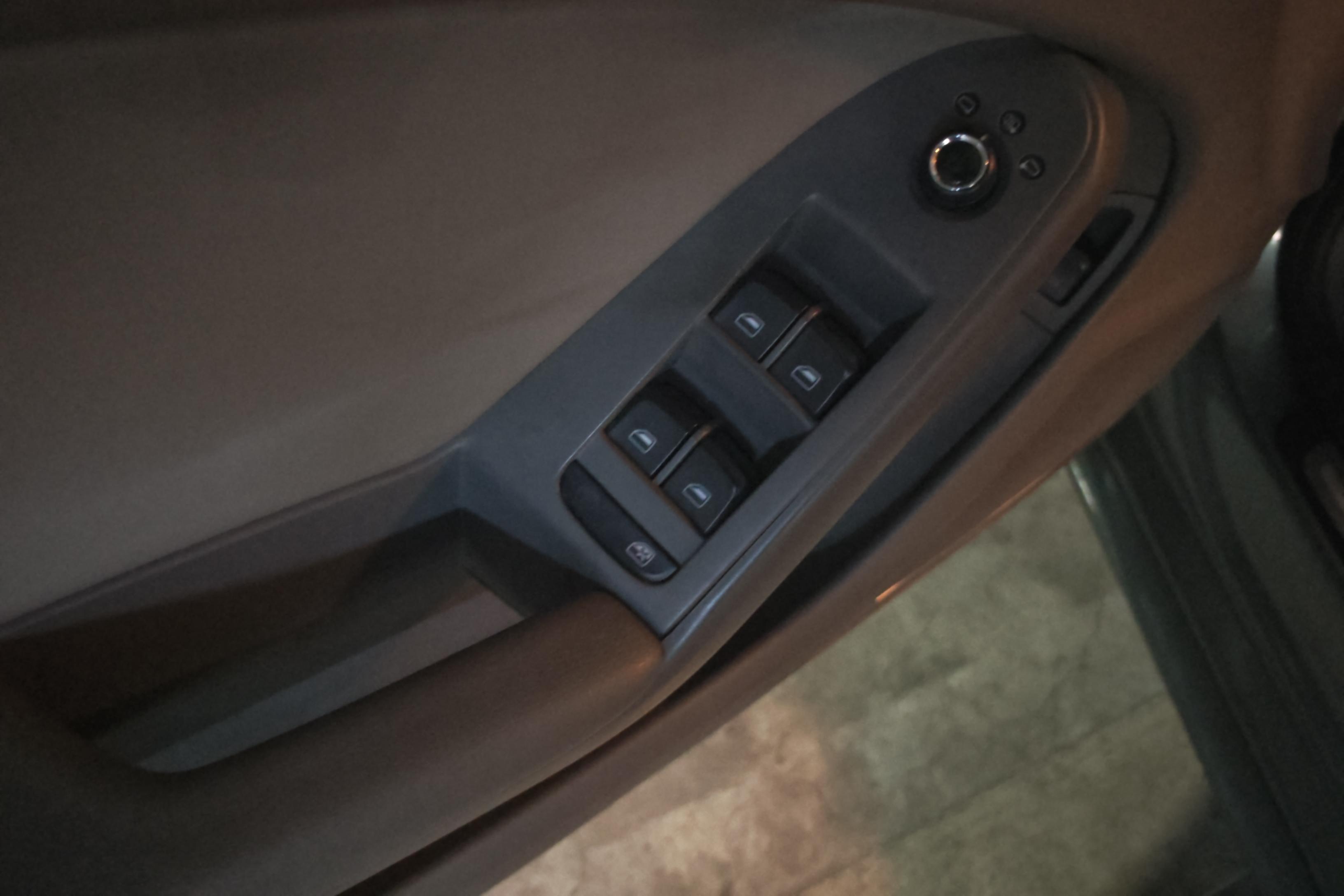 奥迪A4L 2012款 2.0T 自动 标准型 (国Ⅳ) 