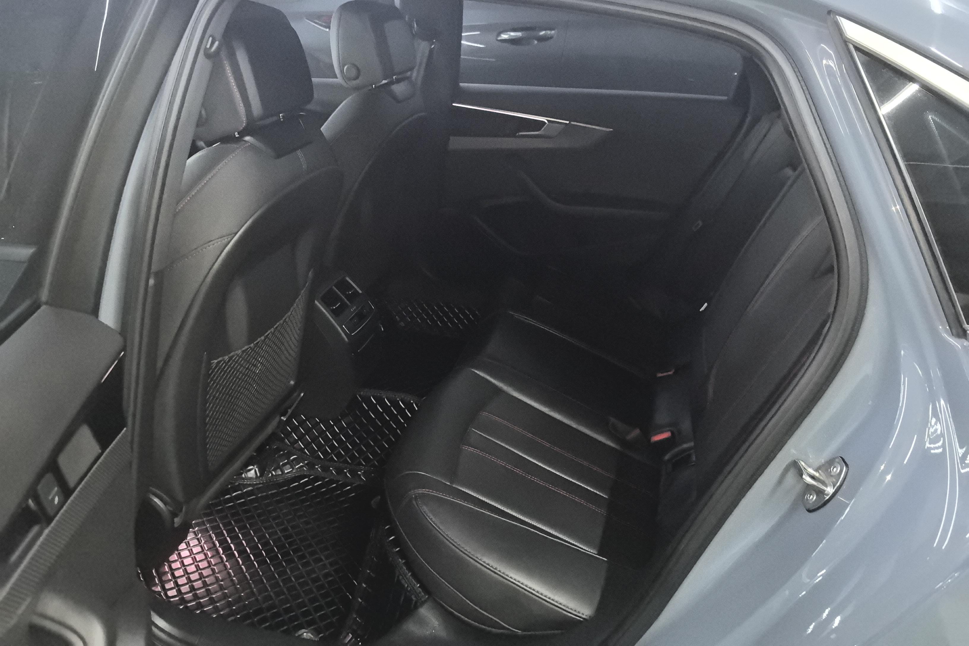 奥迪A4L 2022款 2.0T 自动 quattro-RS套件燃速型 (国Ⅵ) 