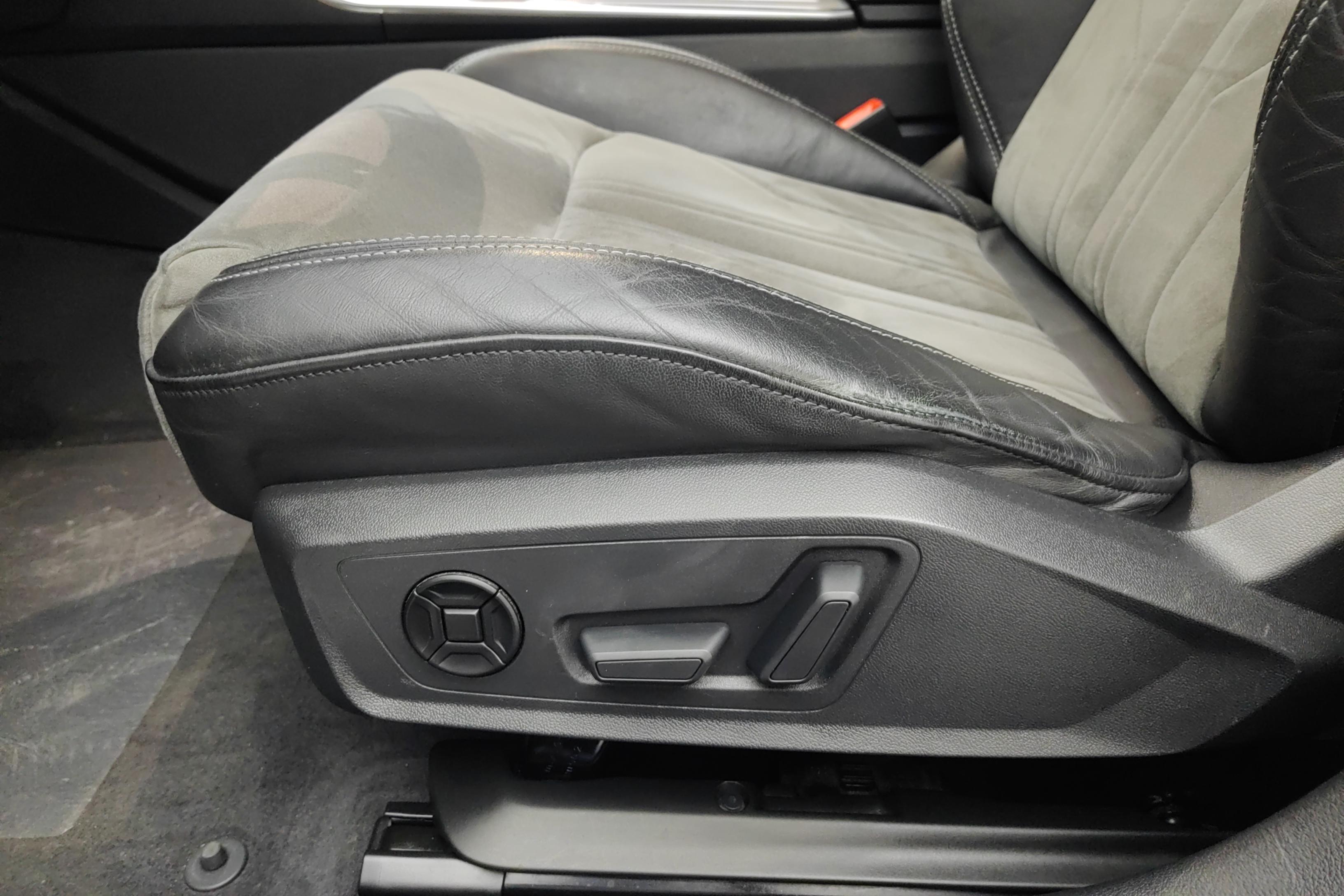 奥迪A6L 40TFSI 2019款 2.0T 自动 豪华动感型 (国Ⅵ) 