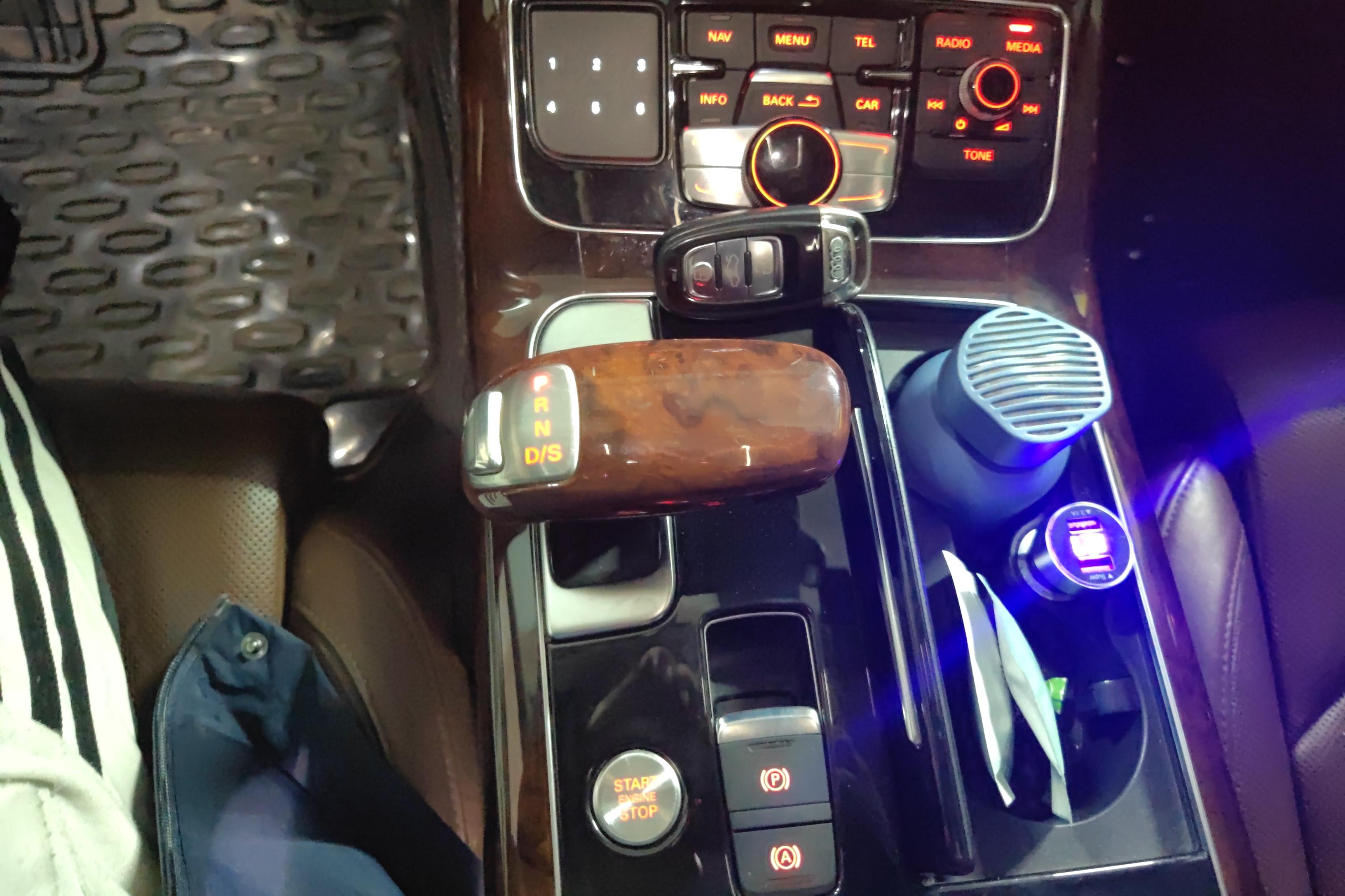 奥迪A8L [进口] 2011款 3.0T 自动 汽油 豪华型 