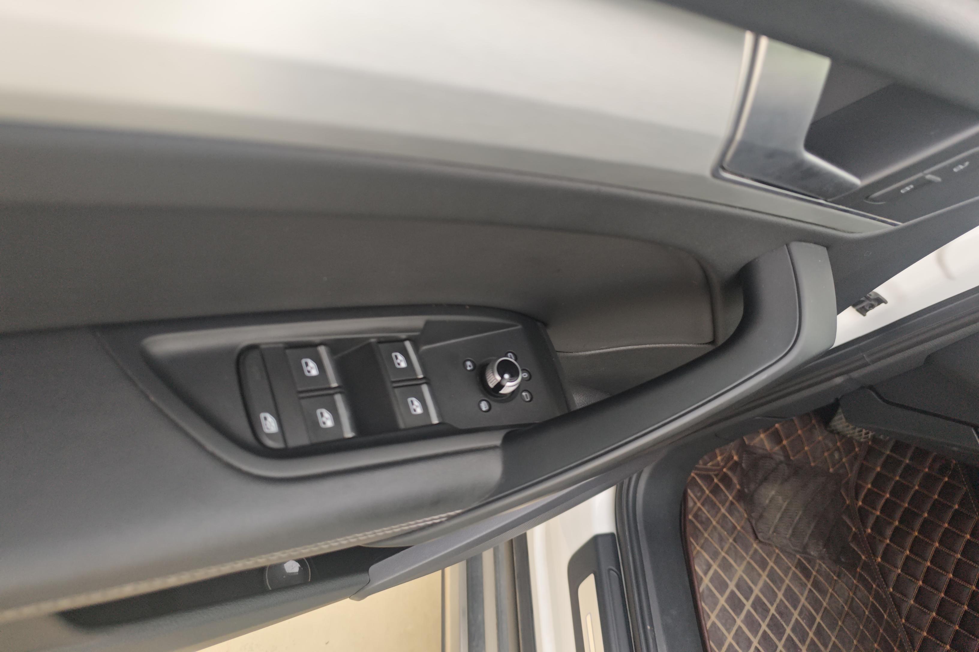 奥迪Q5L 40TFSI 2020款 2.0T 自动 荣享时尚型 (国Ⅵ) 