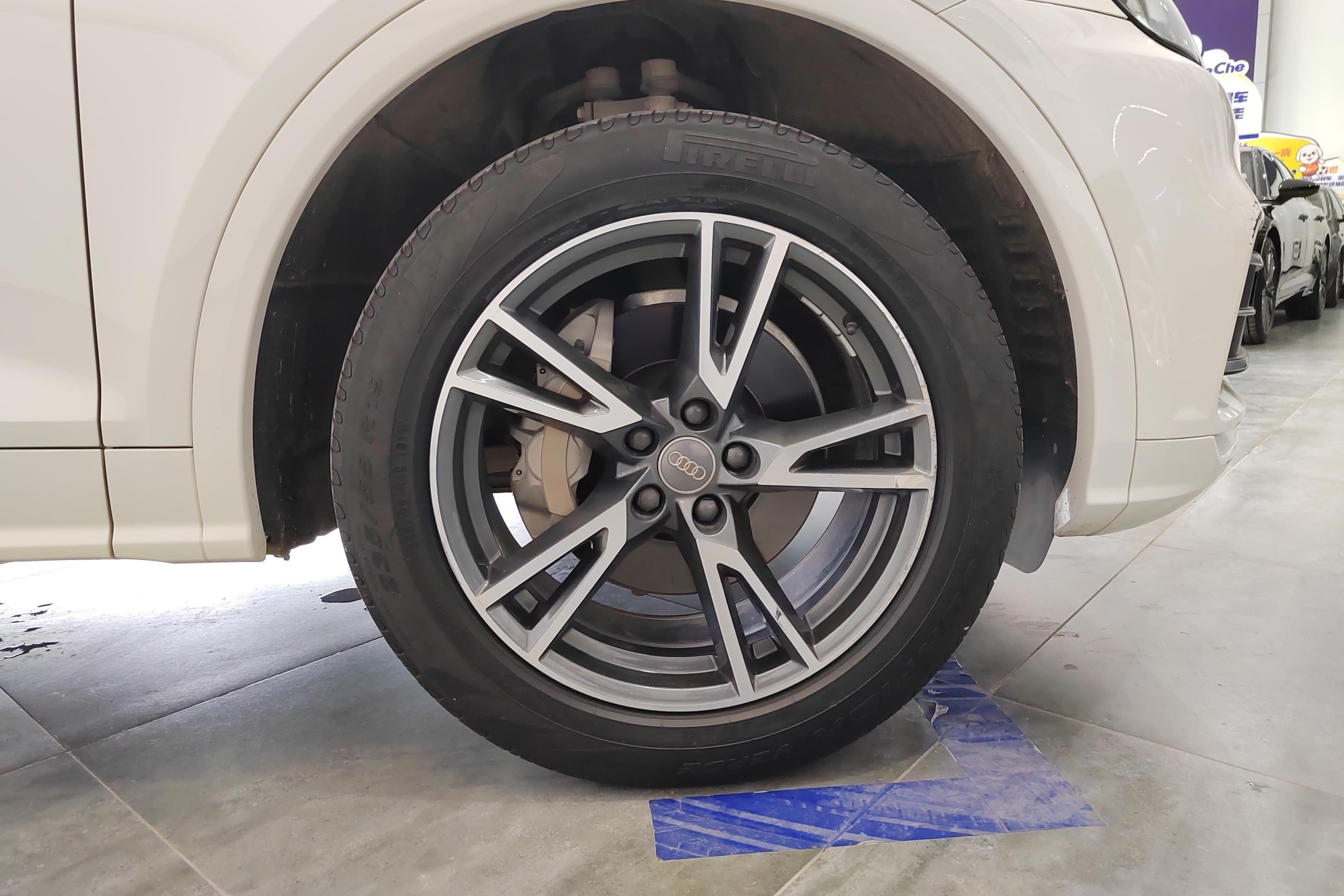 奥迪Q5L 40TFSI 2018款 2.0T 自动 荣享时尚型 (国Ⅴ) 