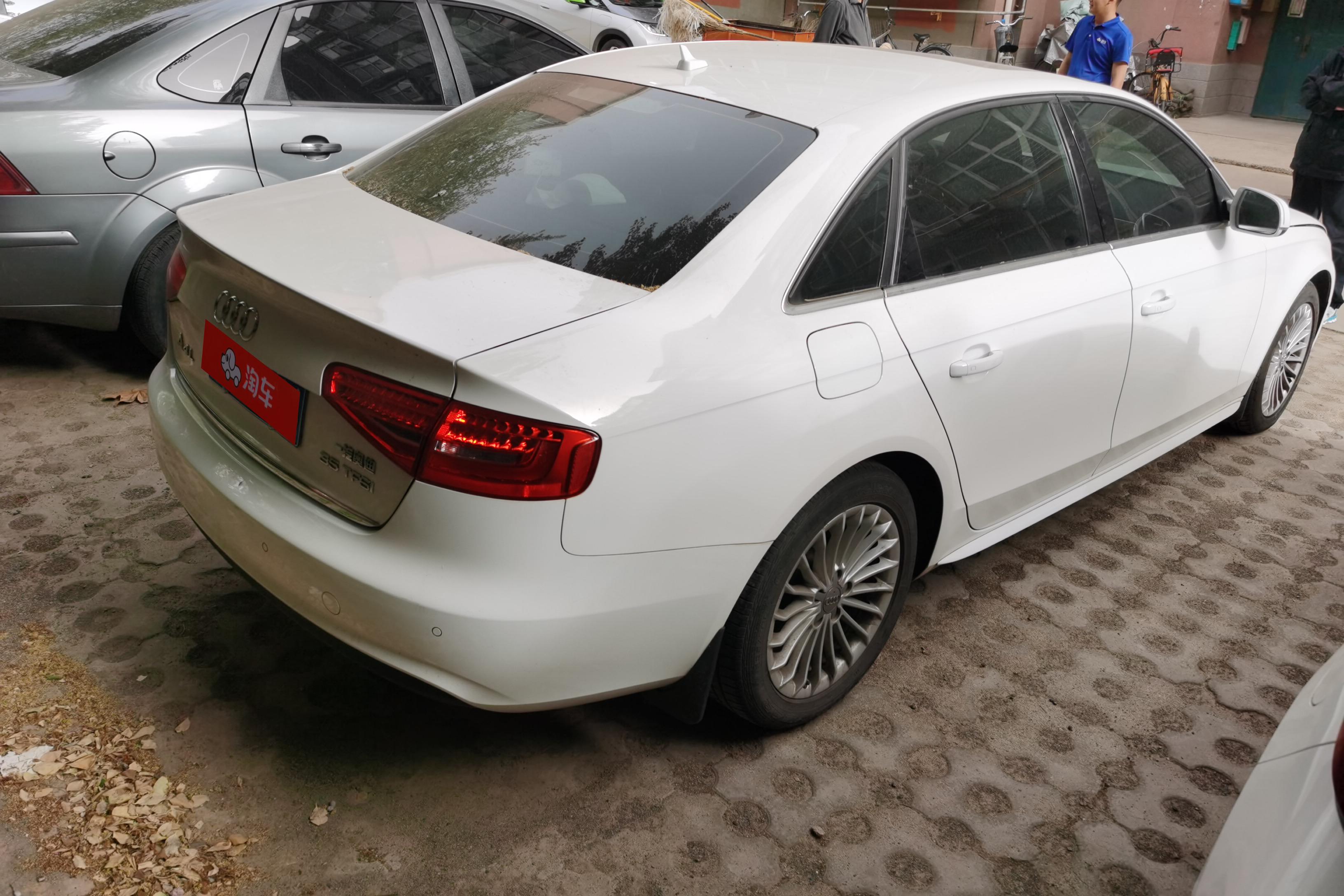 奥迪A4L 2015款 2.0T 自动 豪华型 (国Ⅳ) 