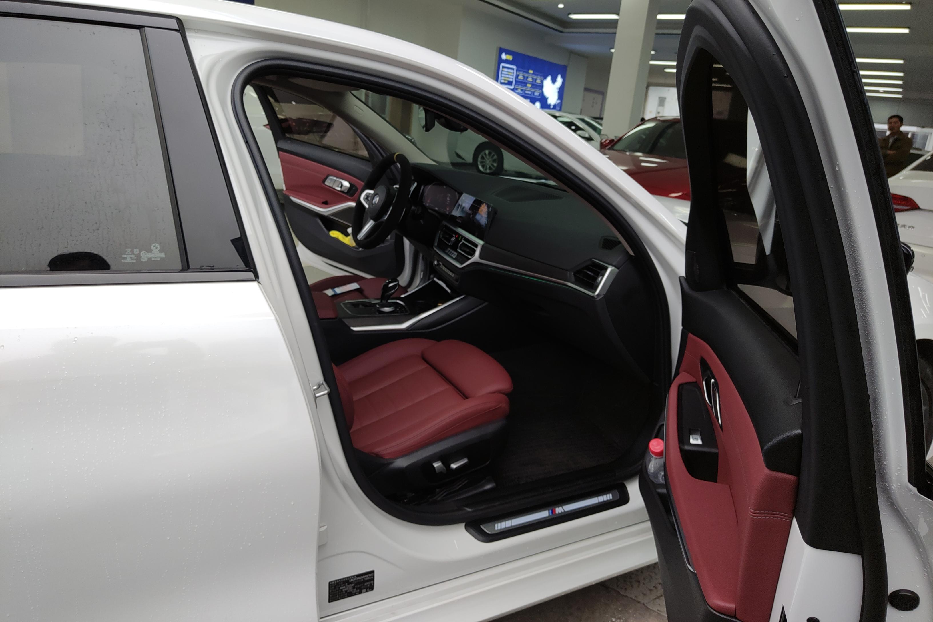 宝马3系 325i 2021款 2.0T 自动 汽油 M运动曜夜套装 (国Ⅵ) 