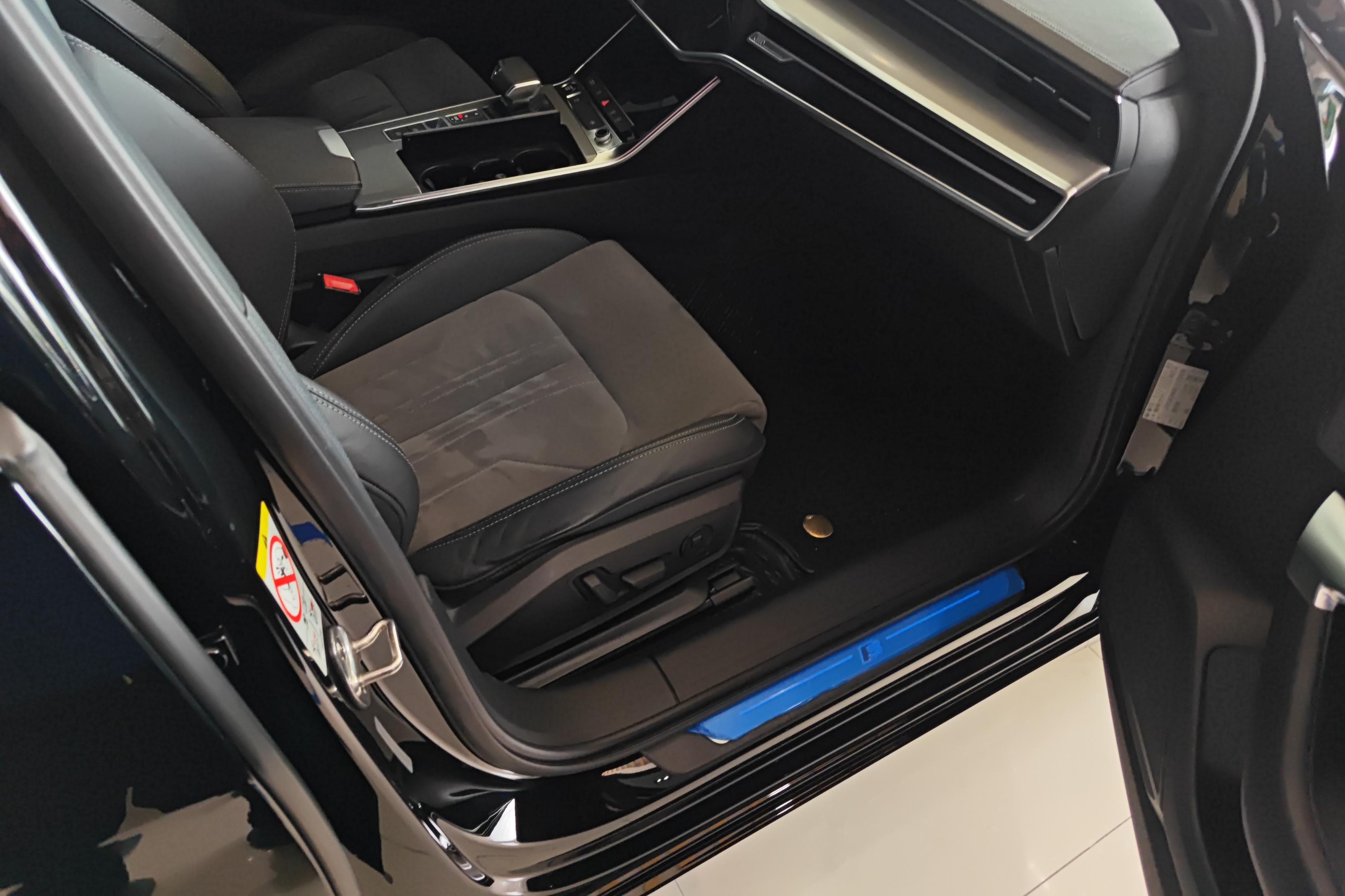 奥迪A6L 40TFSI 2021款 2.0T 自动 豪华动感型 (国Ⅵ) 
