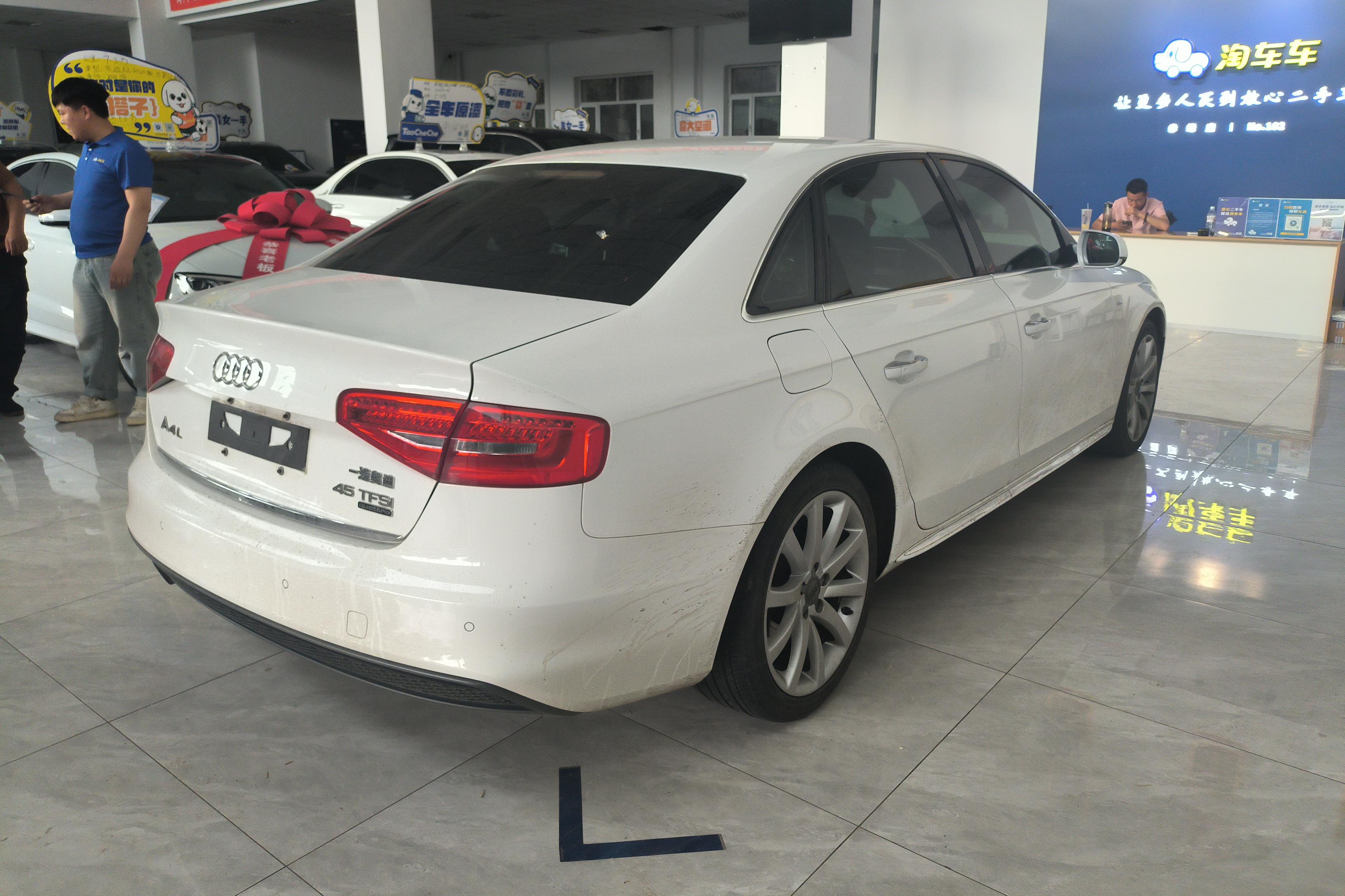 奥迪A4L 2016款 2.0T 自动 个性运动型典藏版 (国Ⅴ) 