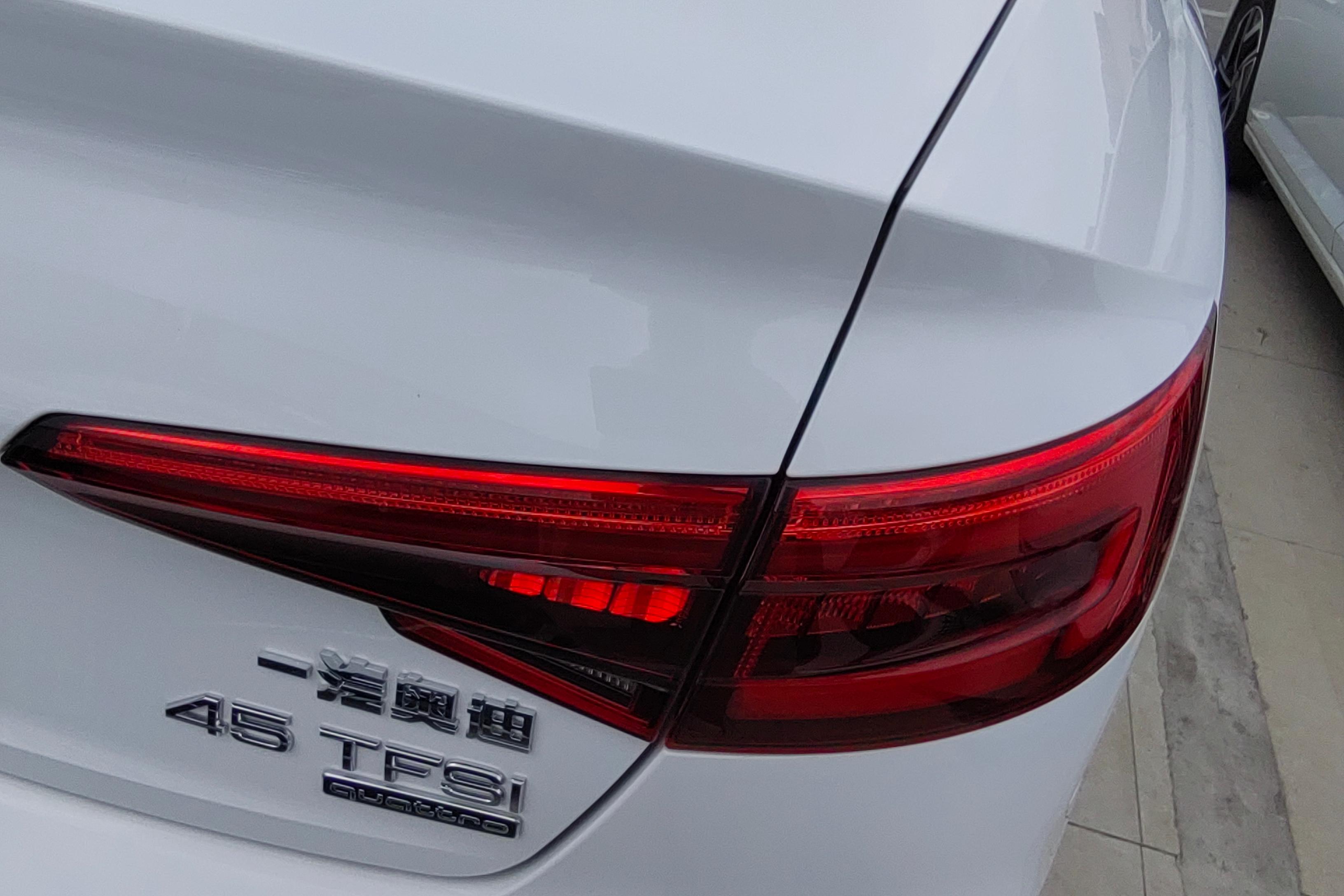 奥迪A4L 45TFSI 2017款 2.0T 自动 四驱 风尚型 (国Ⅴ) 