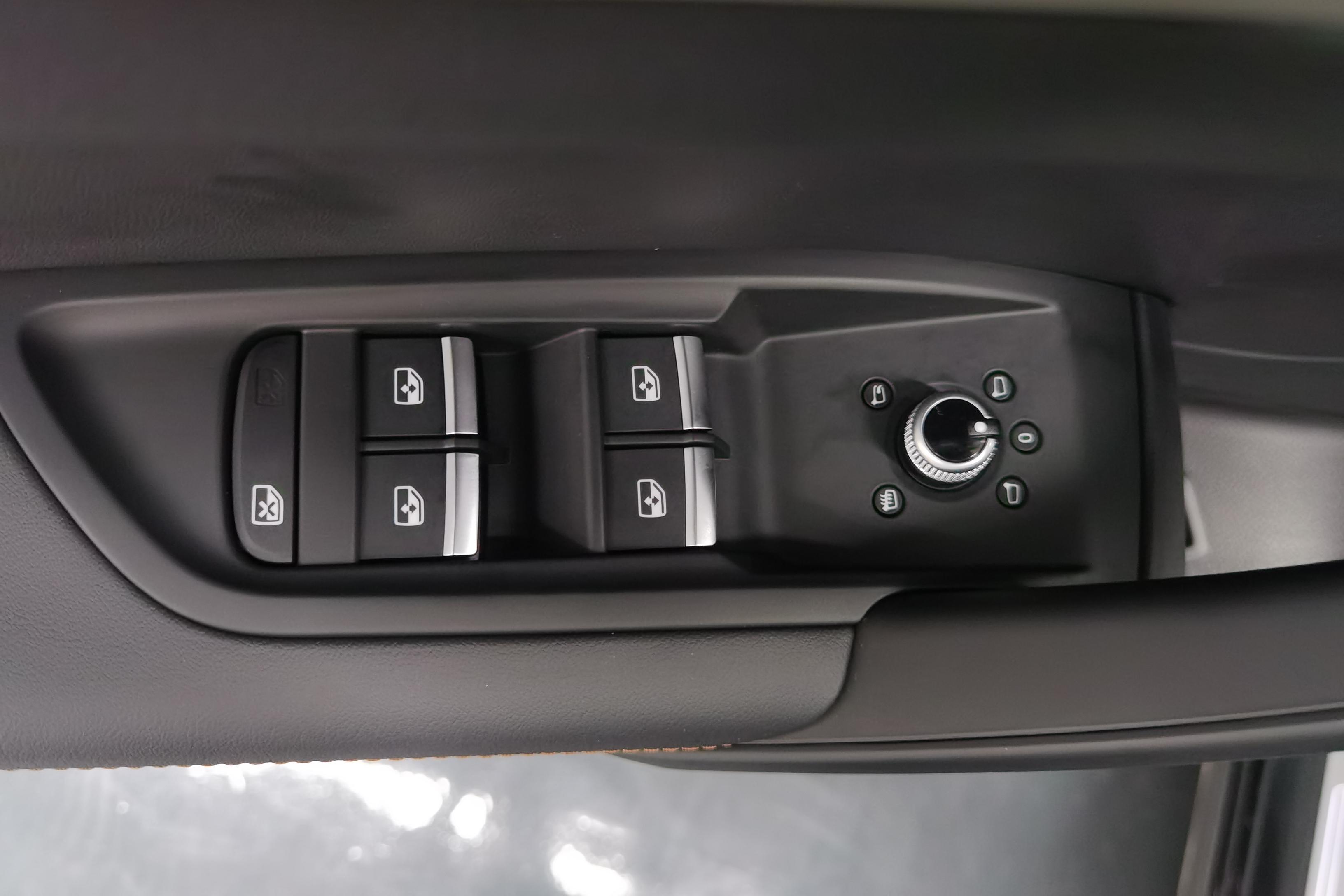 奥迪Q5L 40TFSI 2020款 2.0T 自动 改款荣享时尚型 (国Ⅵ) 