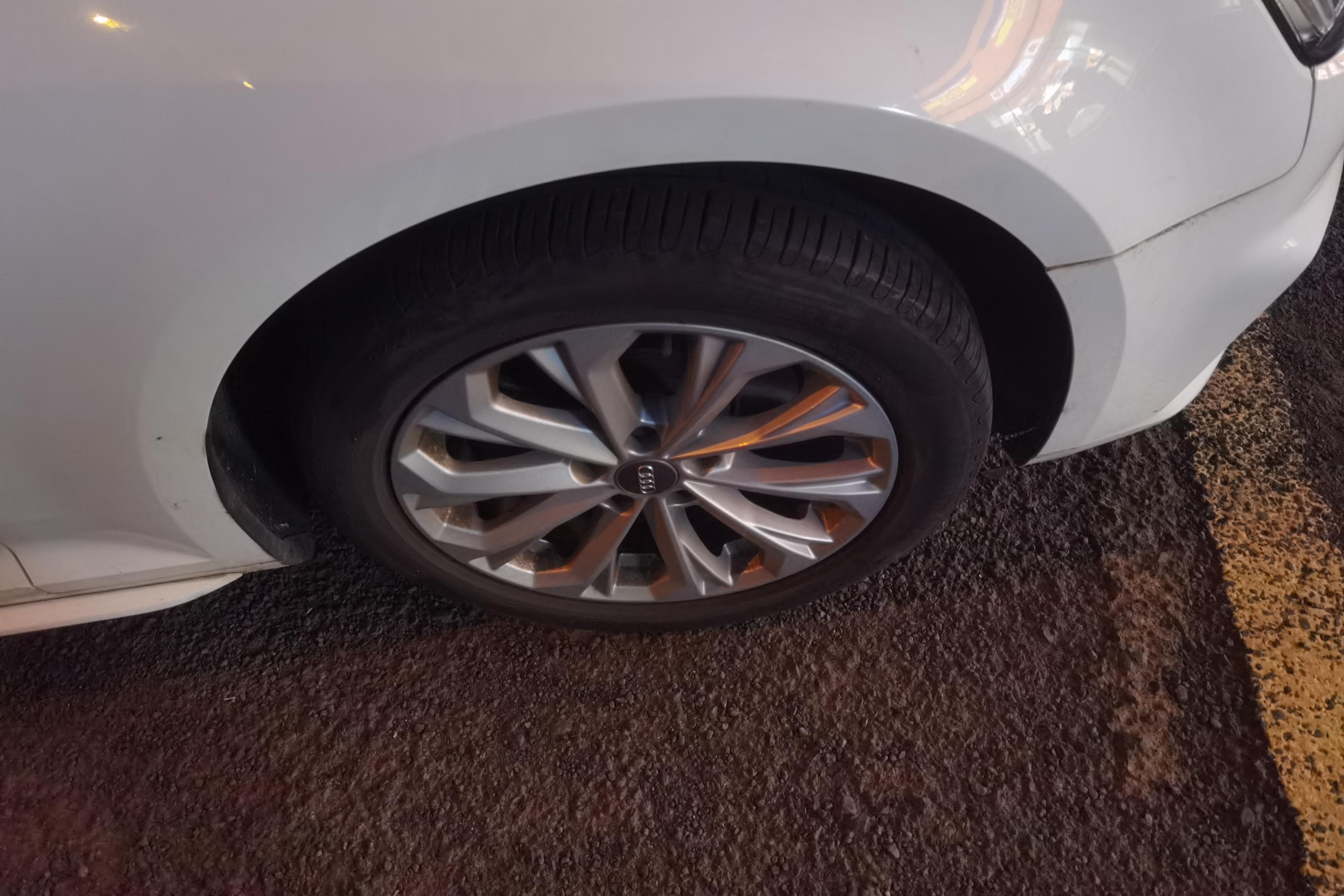 奥迪A4L 2019款 2.0T 自动 进取型 (国Ⅵ) 